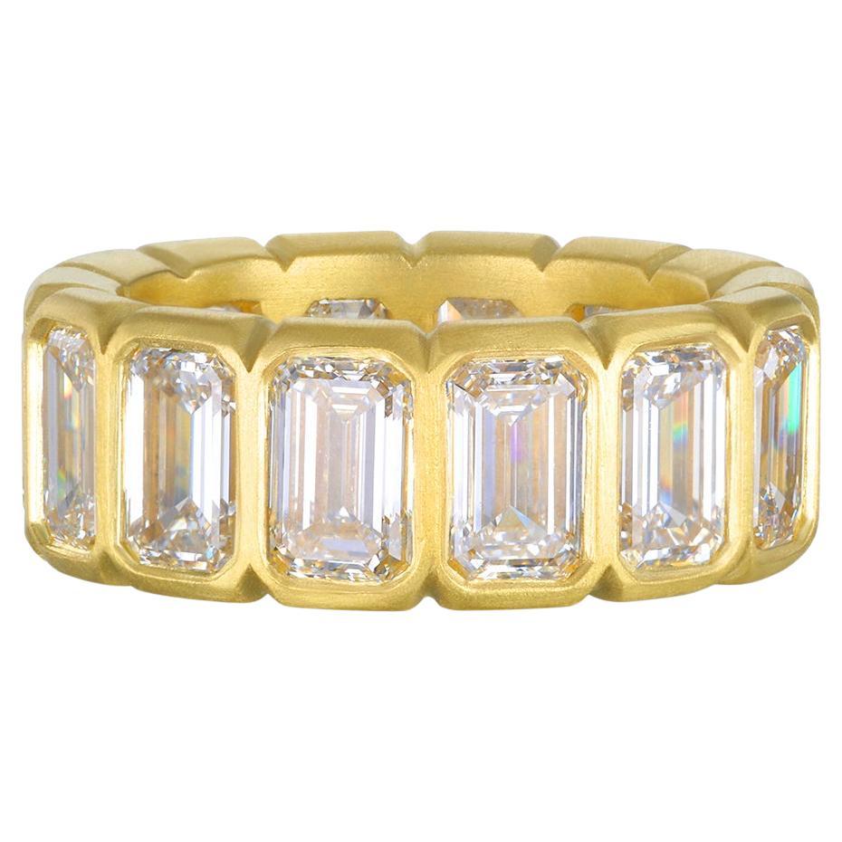 Faye Kim, bague d'éternité en or 18 carats avec diamants taille émeraude en vente