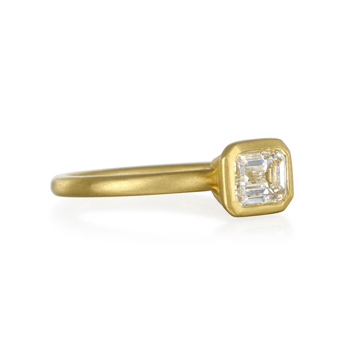 Contemporary Faye Kim 18 Karat Gold Emerald Cut Diamond Ring For Sale