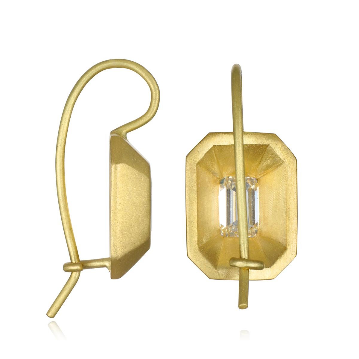 Contemporain Faye Kim Boucles d'oreilles bouclier en or 18 carats avec diamants taille émeraude en vente