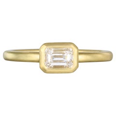 Faye Kim 18 Karat Gold Smaragd-Schliff Diamant Single Stone Lünettenring