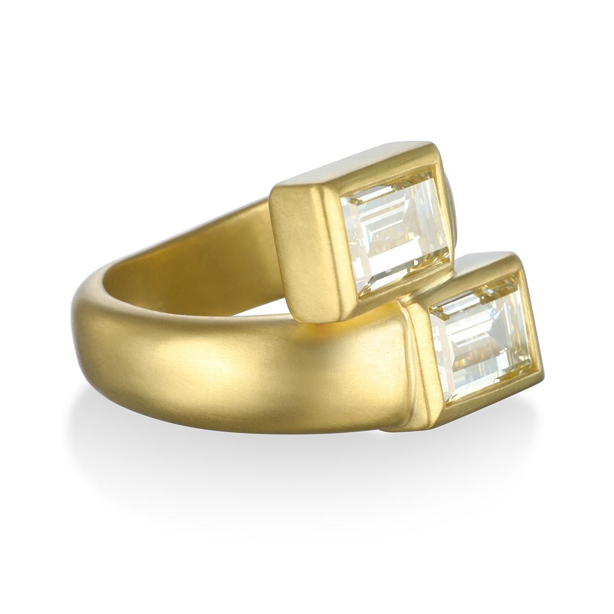 Contemporary Faye Kim 18 Karat Gold Emerald Cut Diamond Twist Ring For Sale