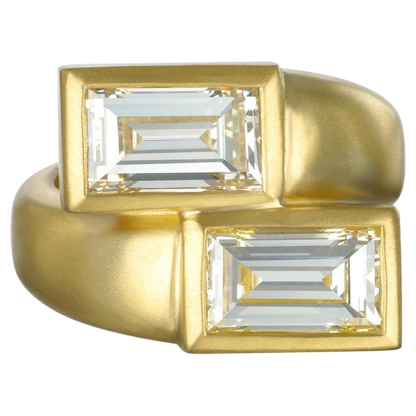 Faye Kim 18 Karat Gold Emerald Cut Diamond Twist Ring For Sale