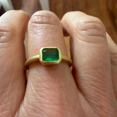 Faye Kim 18 Karat Gold Emerald Cut Emerald Single Stone Bezel Ring, Size 7
