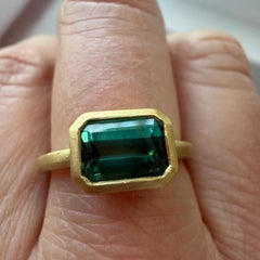 A Kim Or 18 Karat Emerald Cut Green Tourmaline Single Stone Bezel Ring (bague à chaton en or 18 carats)