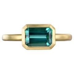A Kim Or 18 Karat Emerald Cut Green Tourmaline Single Stone Bezel Ring (bague à chaton en or 18 carats)