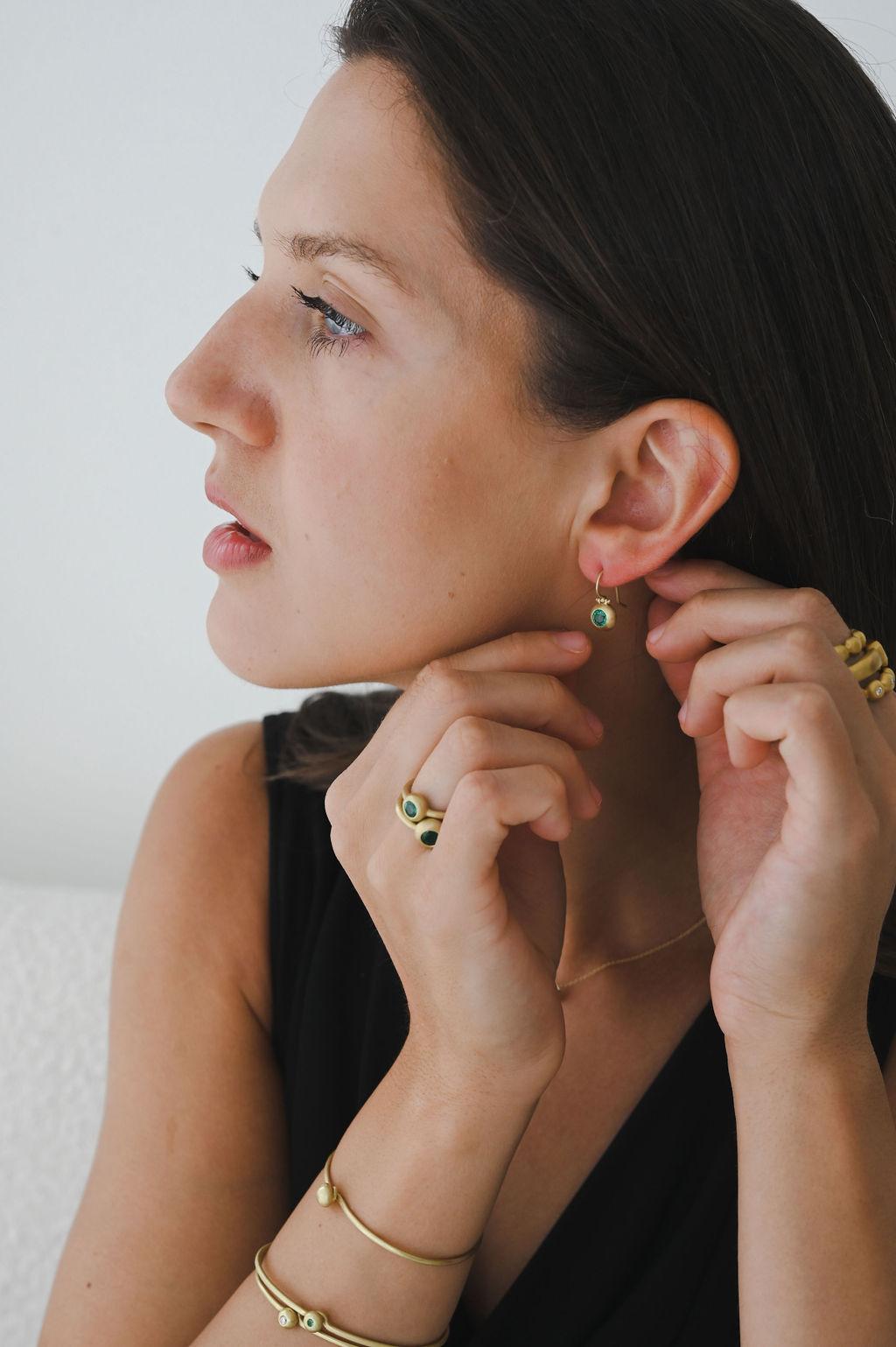 Contemporary Faye Kim 18 Karat Gold Emerald Domed Hinge Earrings For Sale
