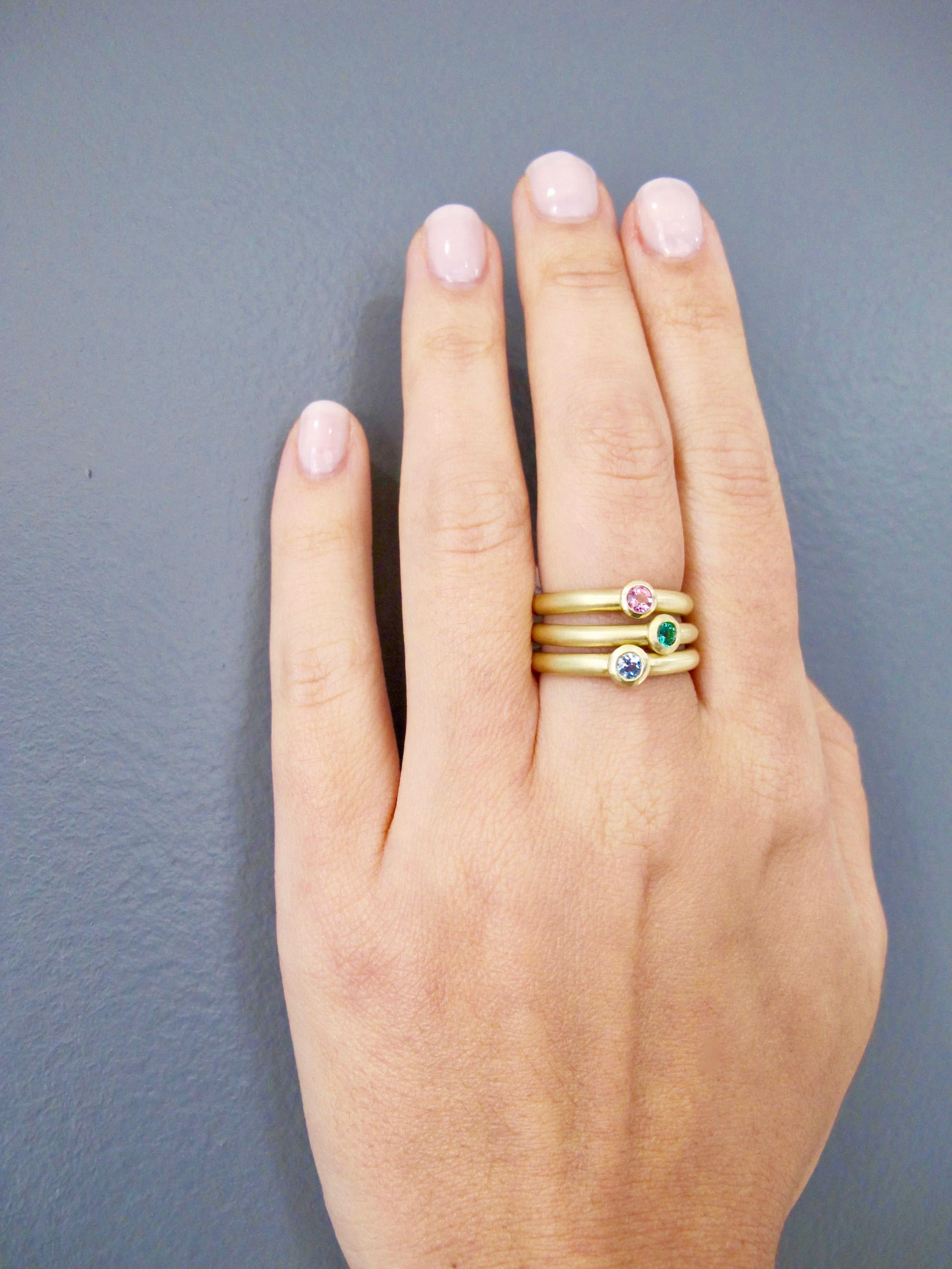 Anello con smeraldo in oro 18 carati Faye Kim In condizioni Nuovo in vendita a Darien, CT
