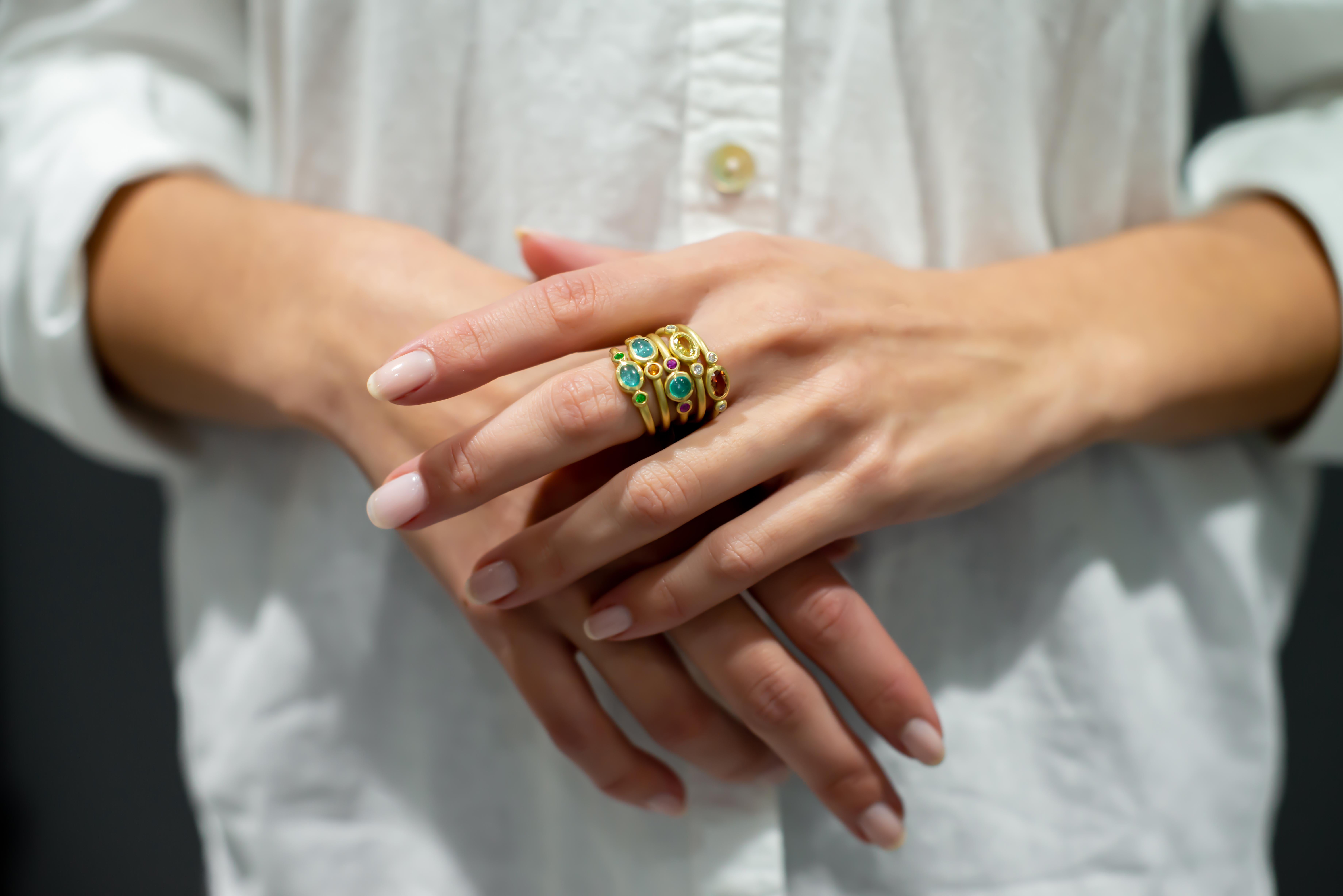 Ein heller ovaler Pfirsich-Saphir-Ring, flankiert von funkelnden Diamanten.
Wunderschön gearbeitet, mit Lünette und mattierter Oberfläche.  Tragen Sie die Ringe allein oder kombiniert mit anderen Ringen, um Ihren individuellen Stil zu