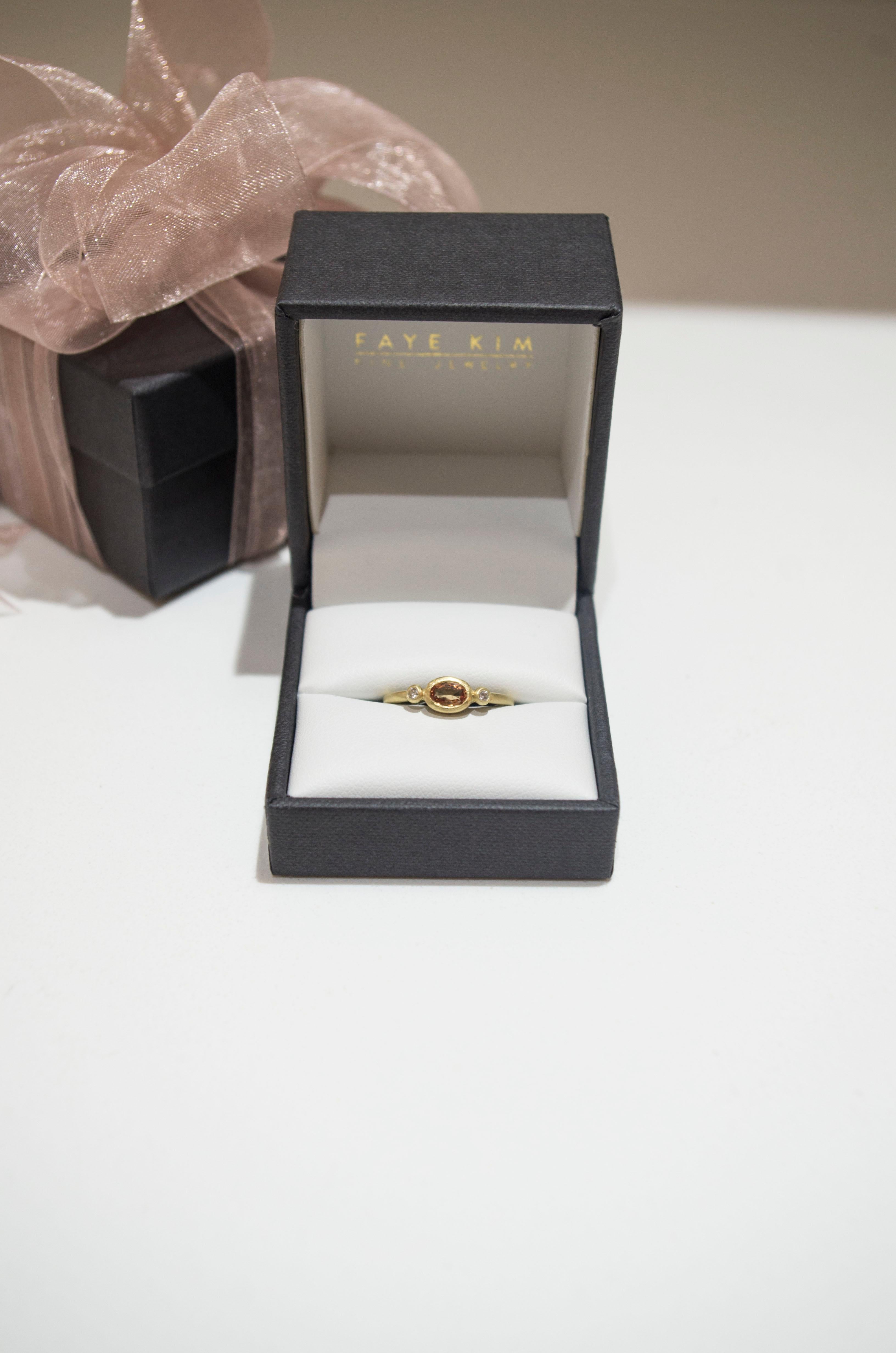 18 Karat Gold Fancy Pfirsichfarbener ovaler Saphir und Diamant-Ring von Kim (Ovalschliff) im Angebot