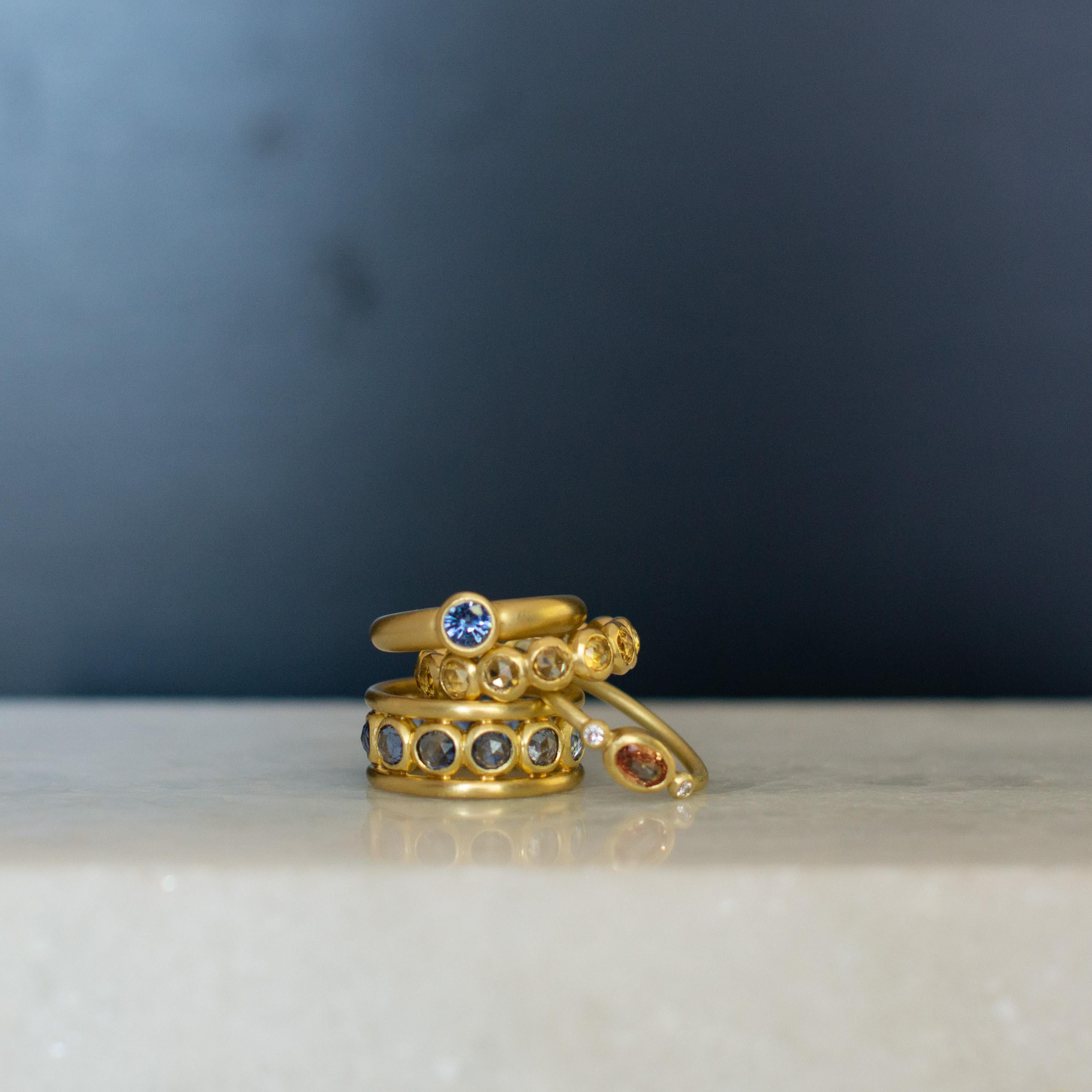 De las mujeres Anillo Faye Kim de oro de 18 quilates con zafiro ovalado melocotón fantasía y diamantes en venta