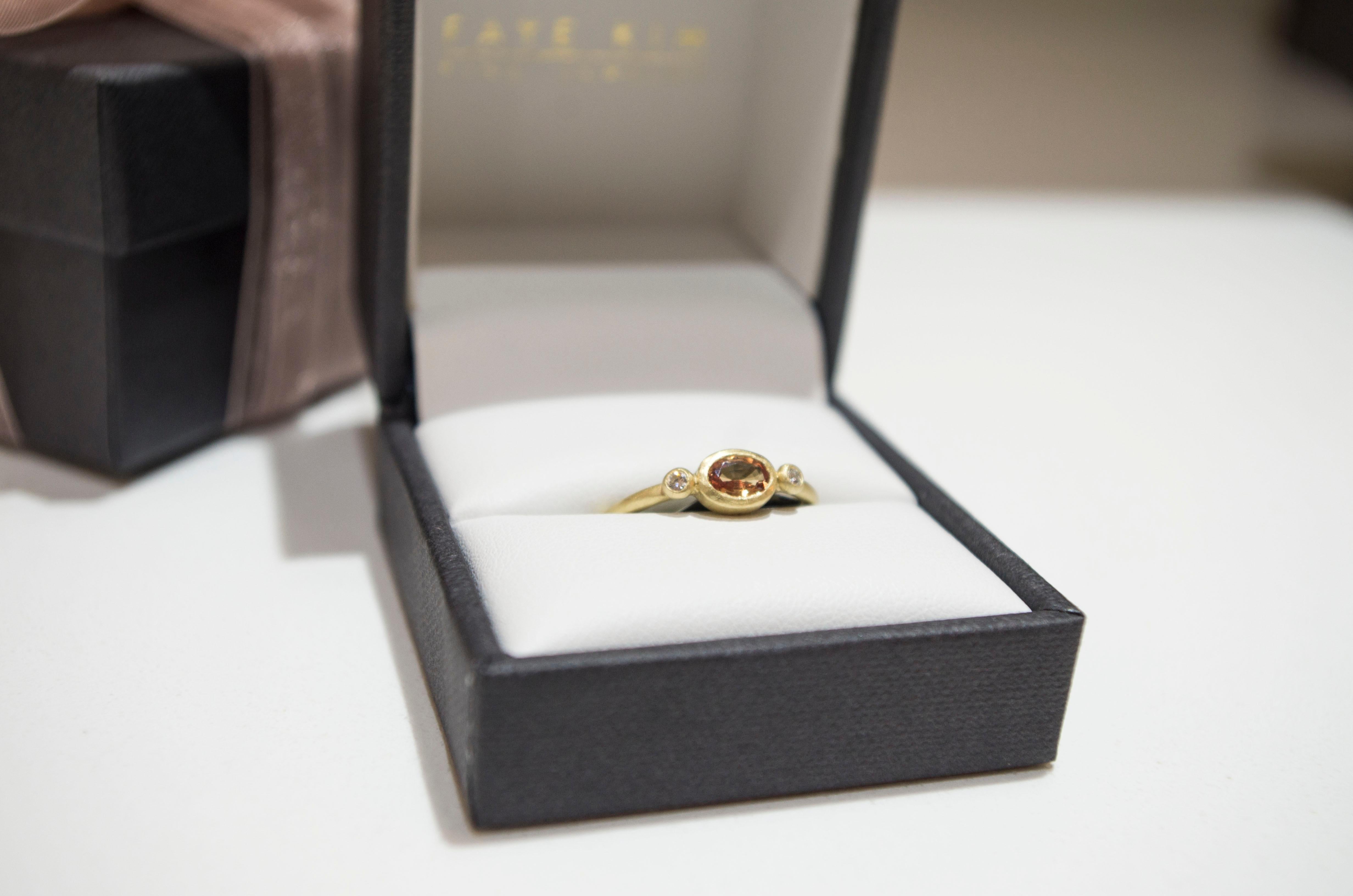18 Karat Gold Fancy Pfirsichfarbener ovaler Saphir und Diamant-Ring von Kim im Zustand „Neu“ im Angebot in Westport, CT