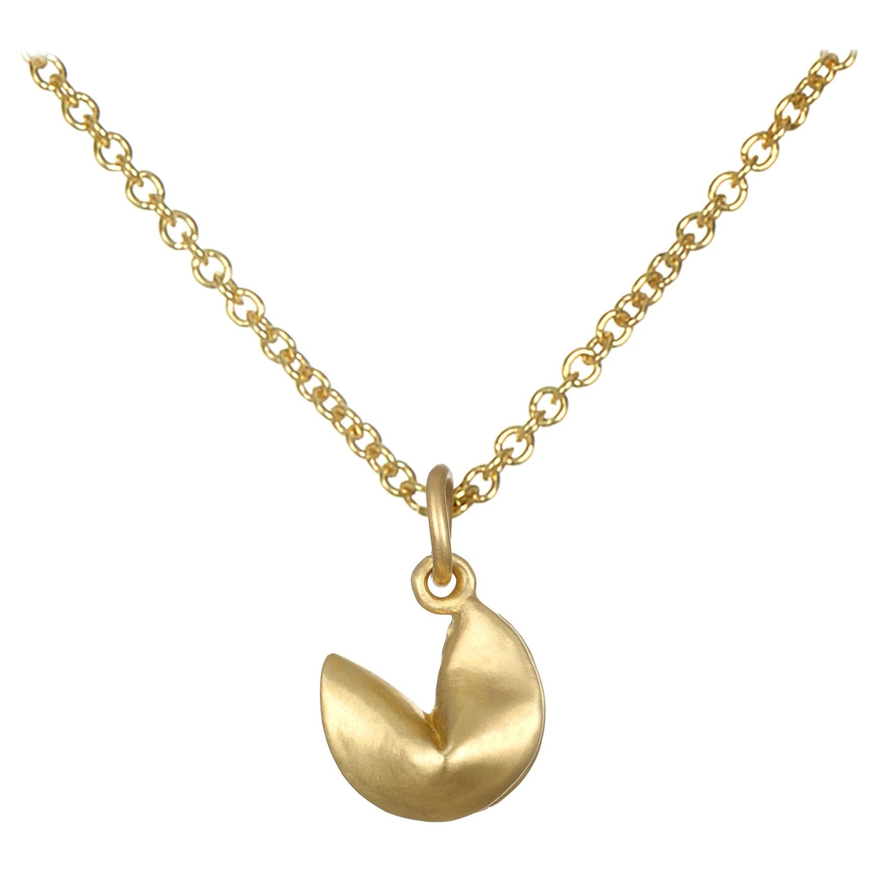 Il charm del biscotto della fortuna in oro massiccio 18 carati di Faye Kim simboleggia la prosperità, la fortuna e la buona sorte. Può essere abbinato a molte catene di Faye, vendute separatamente.

Lunghezza charme 11 mm

In questo caso si tratta