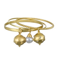 Faye Kim, bracciale in granulazione d'oro 18 carati con charm a forma di sfera di diamante