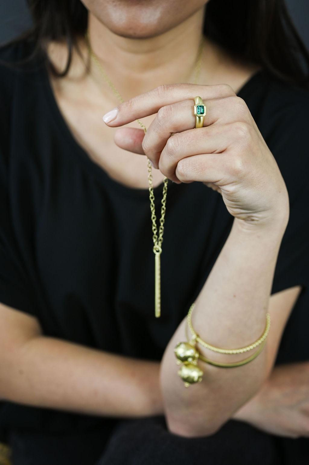 18 Karat Gold Granulation Perlenkugel Charme und gehämmerter Armreif von Faye Kim (Zeitgenössisch) im Angebot