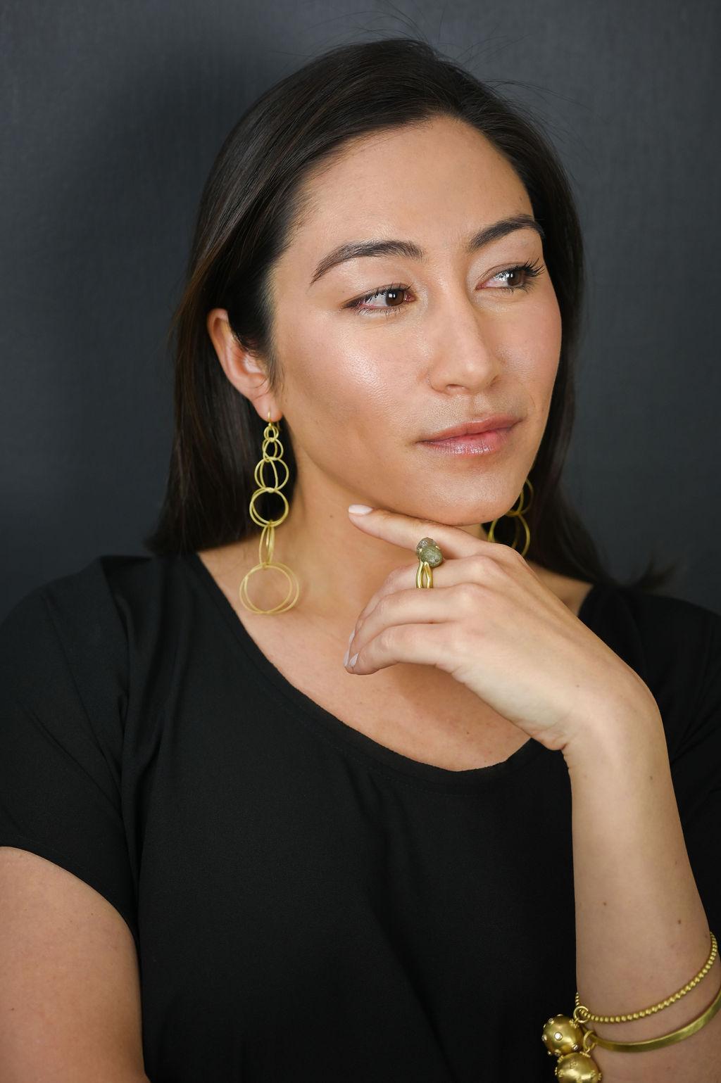 18 Karat Gold Granulation Perlenkugel Charme und gehämmerter Armreif von Faye Kim im Zustand „Neu“ im Angebot in Westport, CT