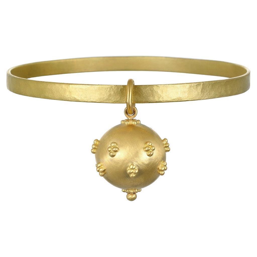 La breloque boule en or 18 carats de Faye Kim est à la fois fantaisiste et intemporelle. Elle peut être portée sur une chaîne ou un bracelet, en couches ou seule. Finition mate.

Charm .75