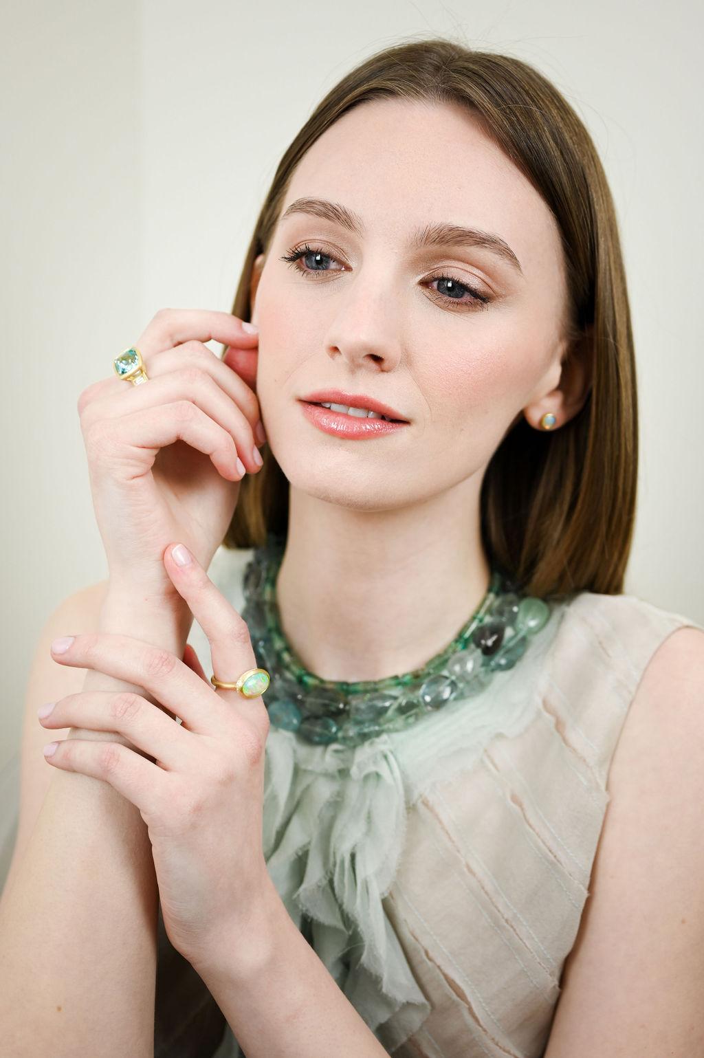 Faye Kim 18 Karat Gold Green Beryl Bar Necklace In New Condition For Sale In Darien, CT