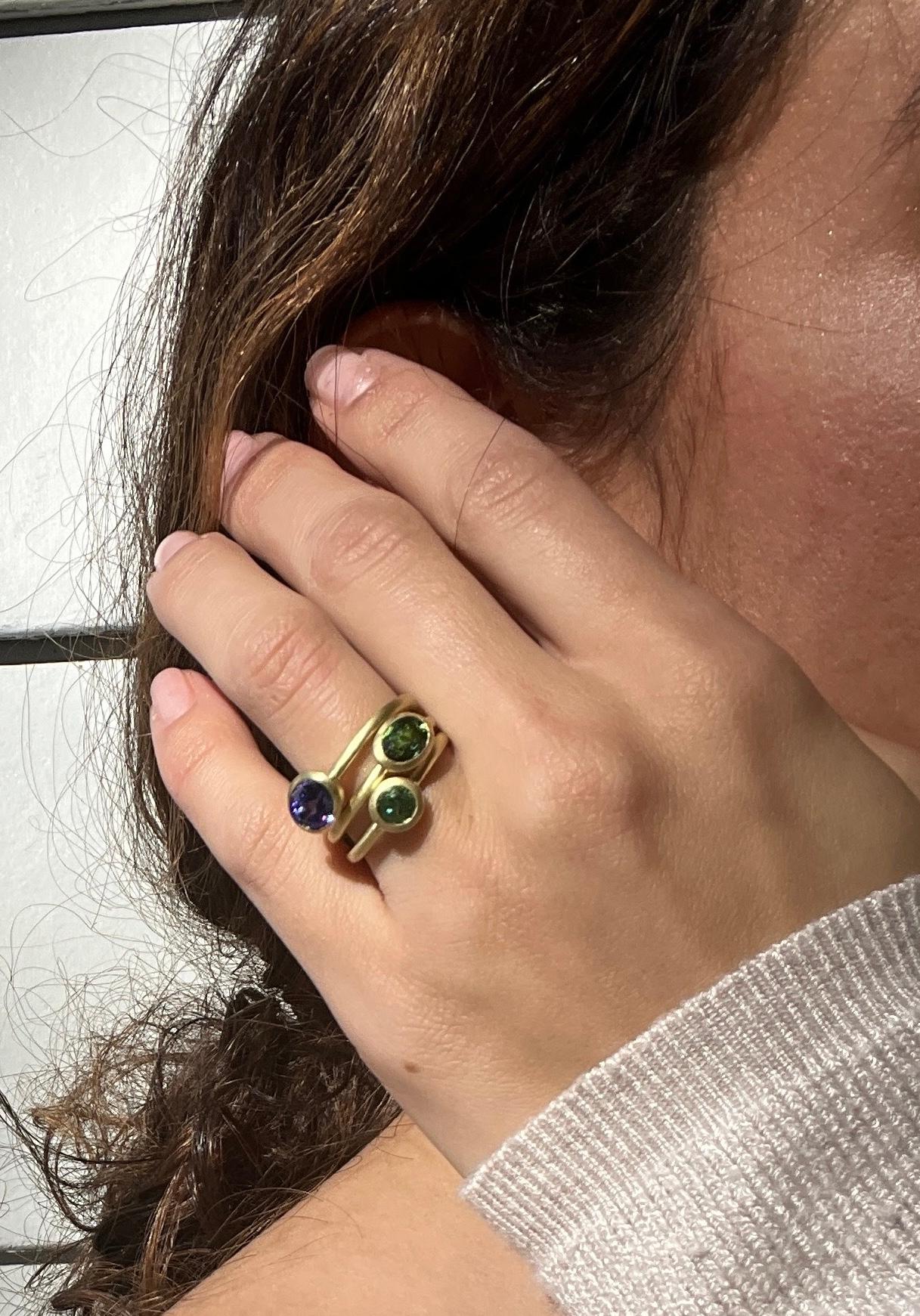 Faye Kim 18 Karat Gold Green Tourmaline Oval Bezel Ring In New Condition For Sale In Darien, CT