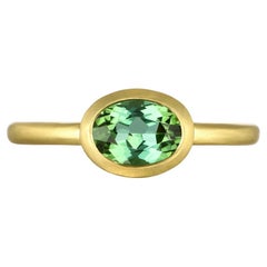 Ovaler Lünette-Ring aus 18 Karat Gold mit grünem Turmalin von Faye Kim