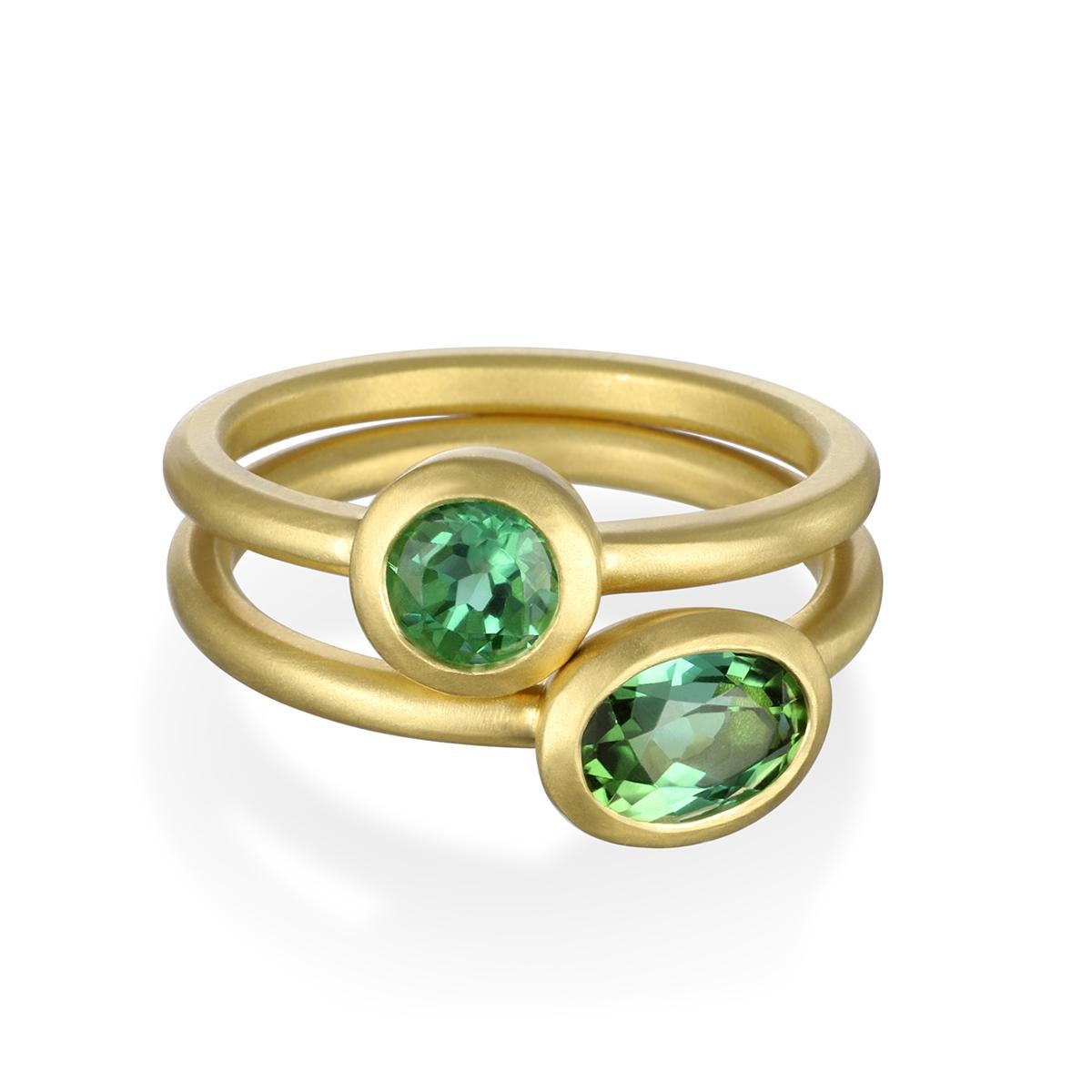 Contemporaneo Anello con castone rotondo con tormalina verde in oro 18 carati Faye Kim in vendita