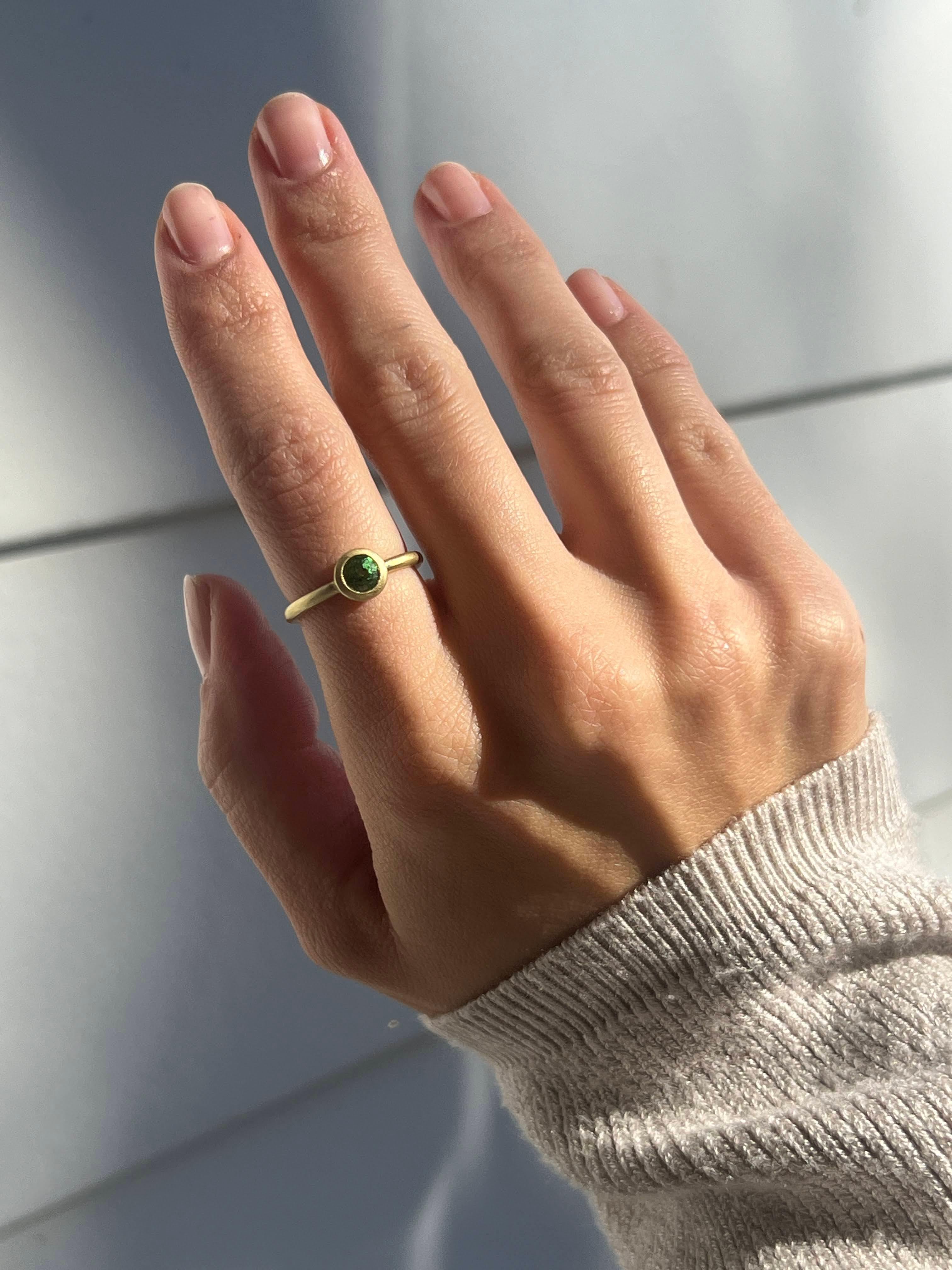 Taglio rotondo Anello con castone rotondo con tormalina verde in oro 18 carati Faye Kim in vendita