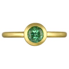 Faye Kim, bague à lunette ronde en or 18 carats avec tourmaline verte
