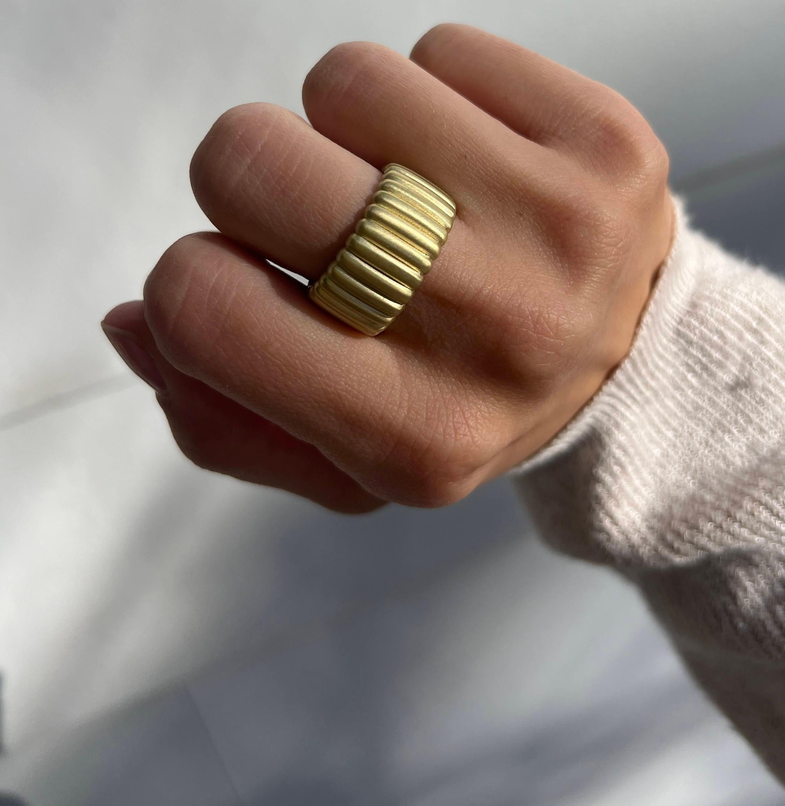 Faye Kim 18 Karat Gold Grooved Band Ring In New Condition In Darien, CT