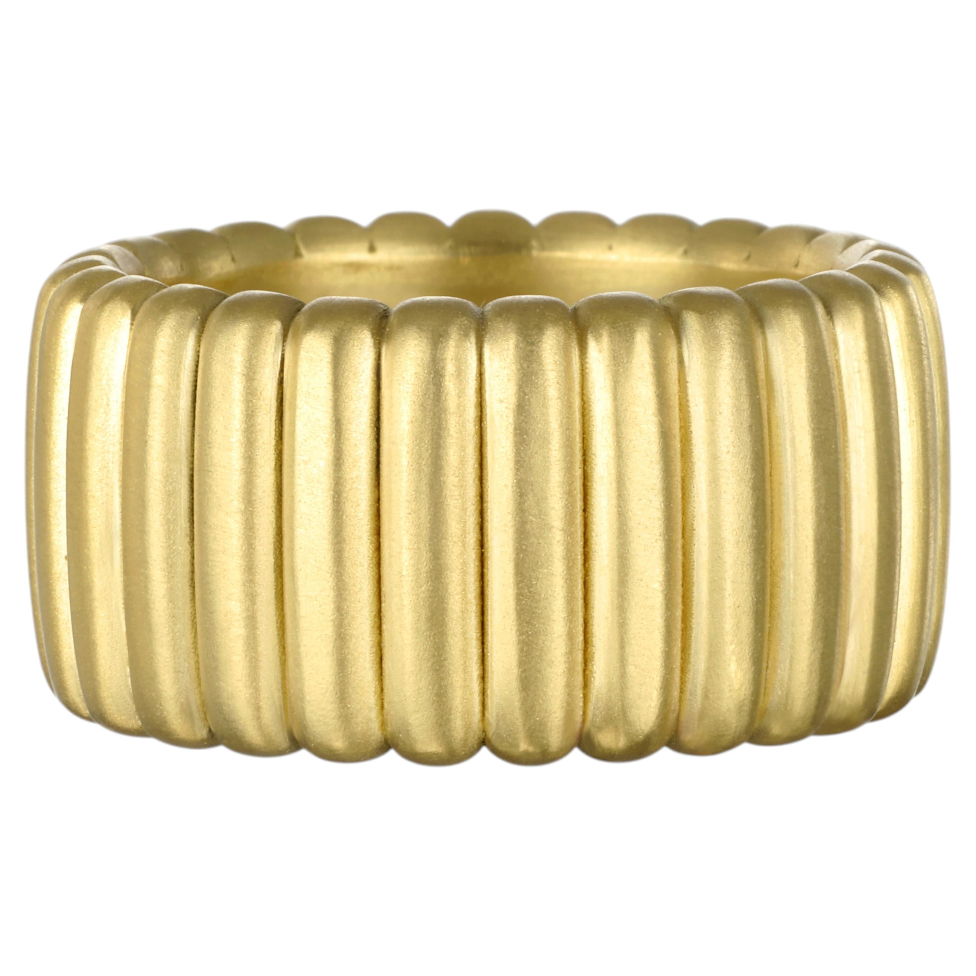 Faye Kim 18 Karat Gold gerillter Bandring, Größe 7,75