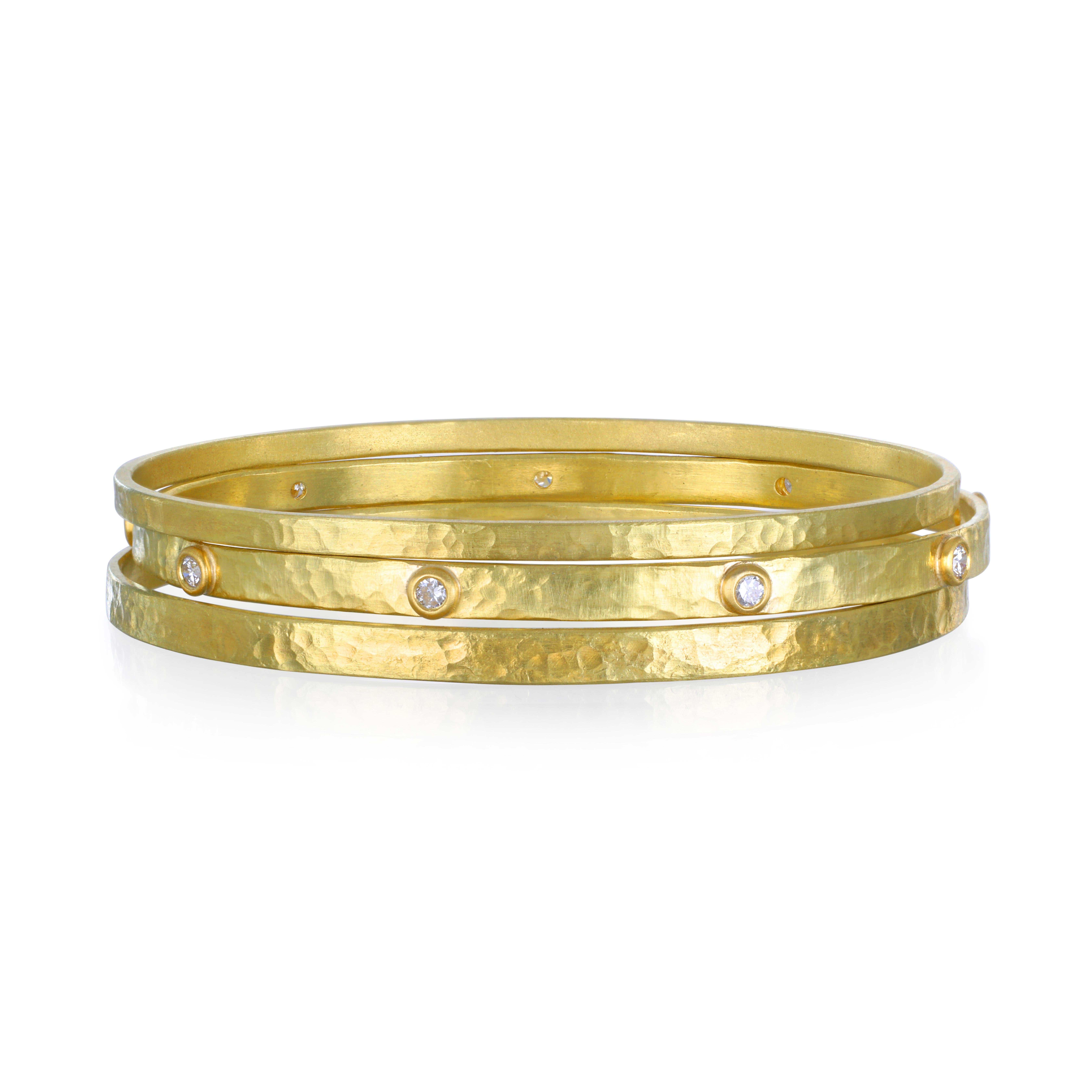 Bangle ovale piatto martellato in oro 18k

Larghezza 4 mm

Diametro 2.5