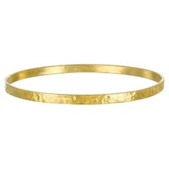 Ovaler gehämmerter 18 Karat Gold-Armreif von Faye Kim