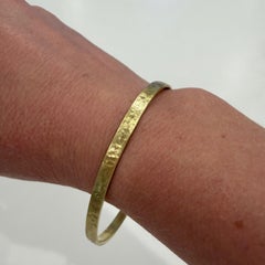 Faye Kim 18 Karat Gold Hammered Oval Wire Bangle Bracelet - 4mm