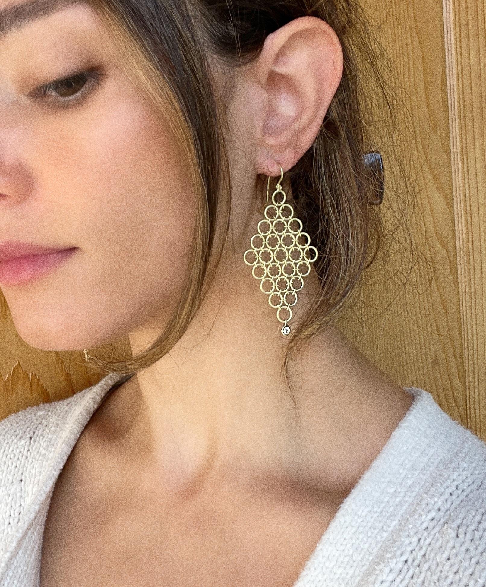 Realizzato a mano in oro 18 carati, Faye Kim crea un orecchino oversize con diamanti e maglie per lo stile casual e chic di oggi. Le maglie sono meticolosamente interconnesse per muoversi con flessibilità, mentre le gocce di diamante alla base di