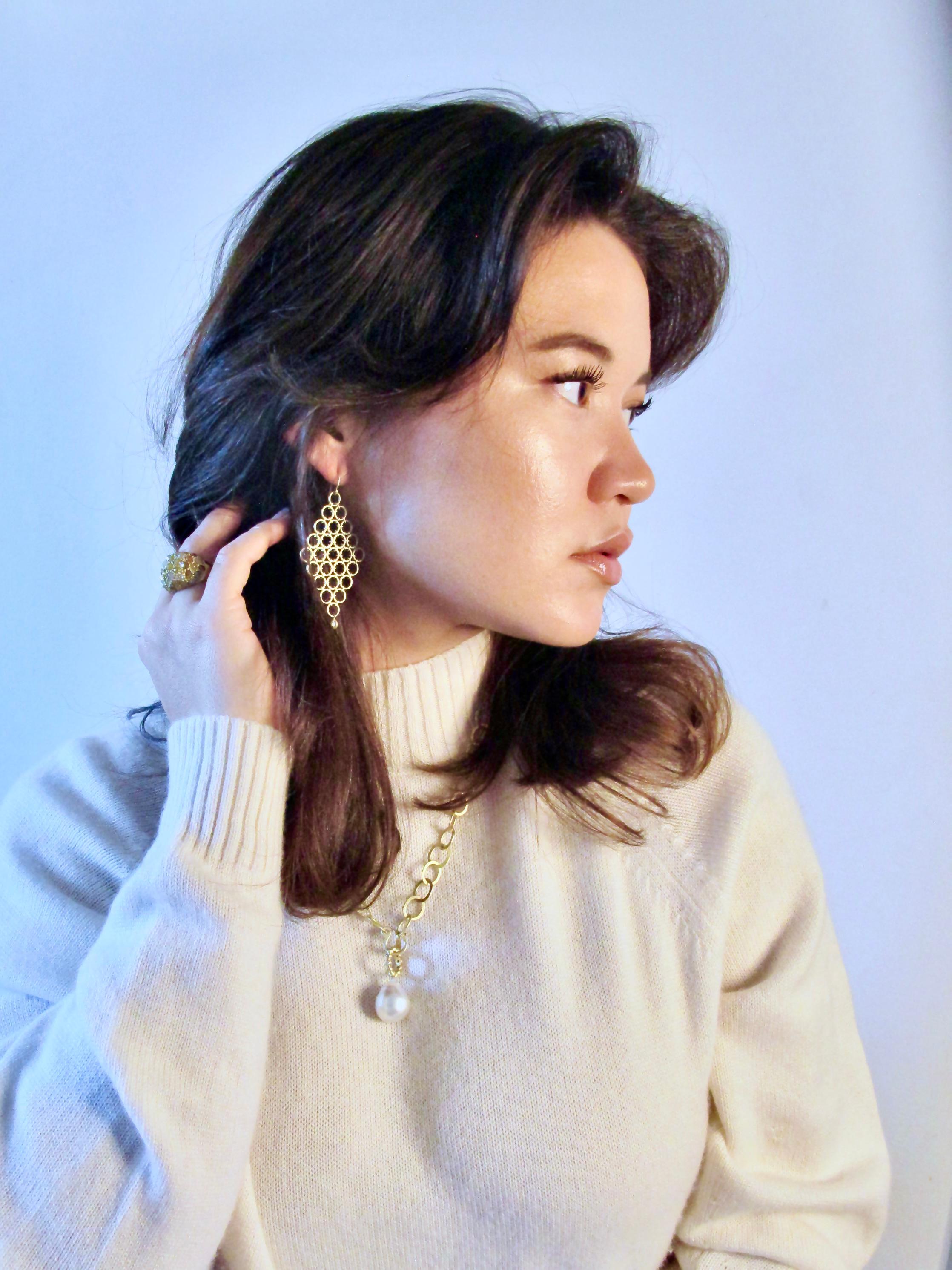 Contemporaneo Faye Kim, orecchini a goccia in oro 18 carati con diamanti a maglia fatti a mano in vendita
