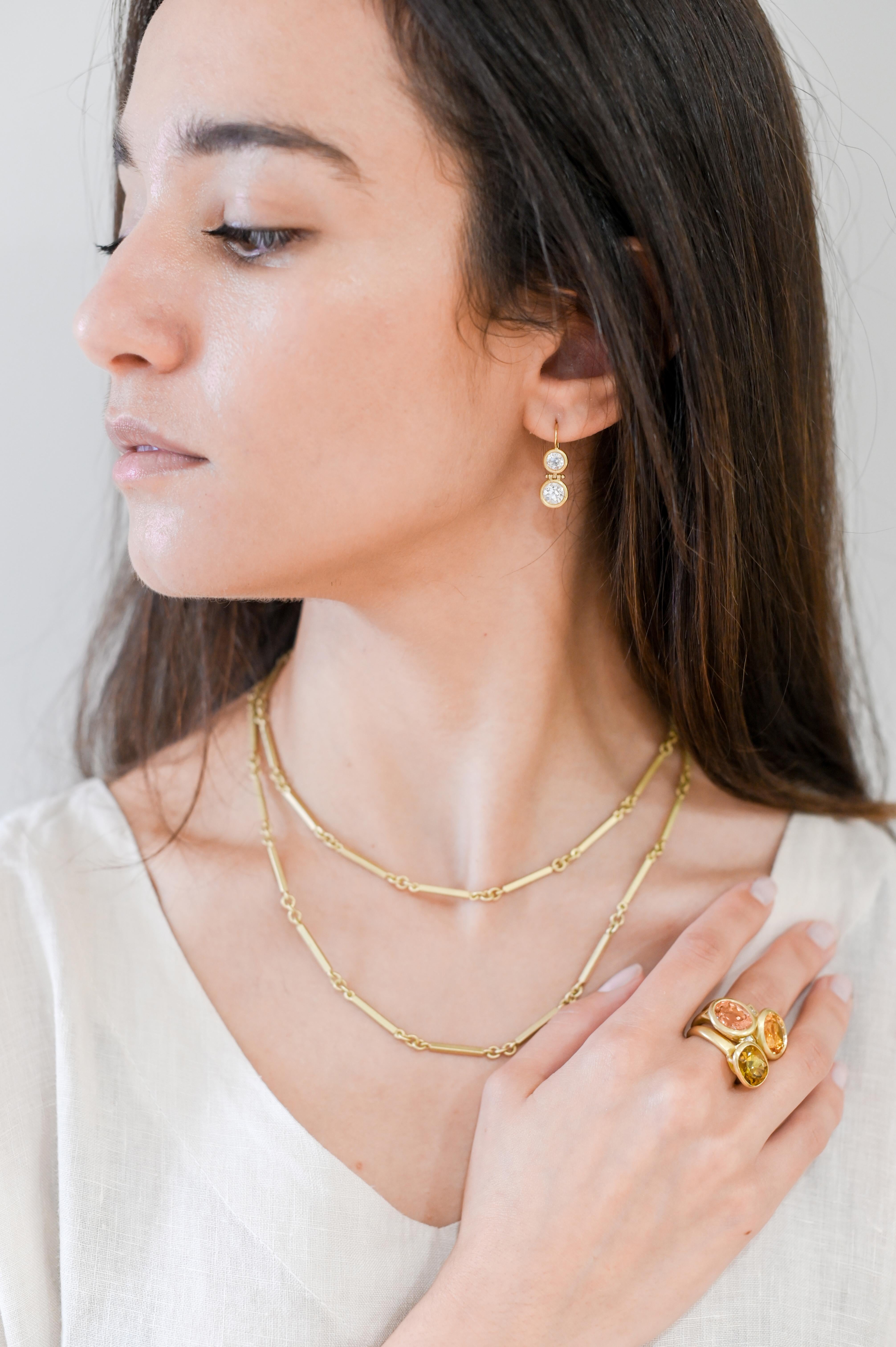 Handcrafted in solid 18k gold, Faye Kim's version of a Fob chain is refreshingly modern and fresh.
Designed to be worn long, or doubled, the total length is 34