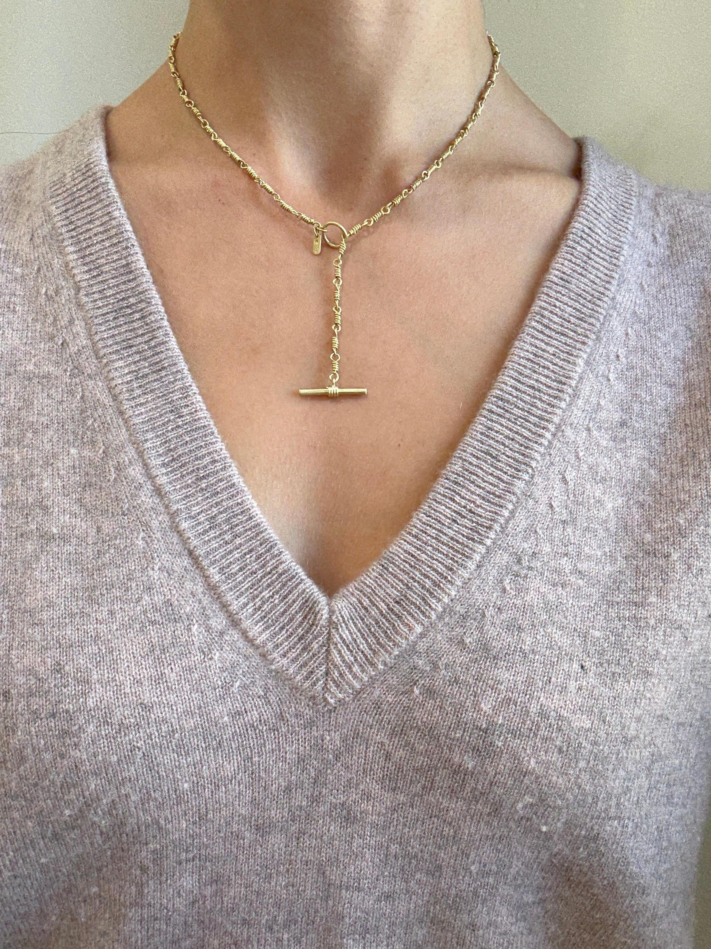 Contemporain Faye Kim Chaîne en or 18 carats, enroulée à la main, avec fermoir/barre à bascule en vente