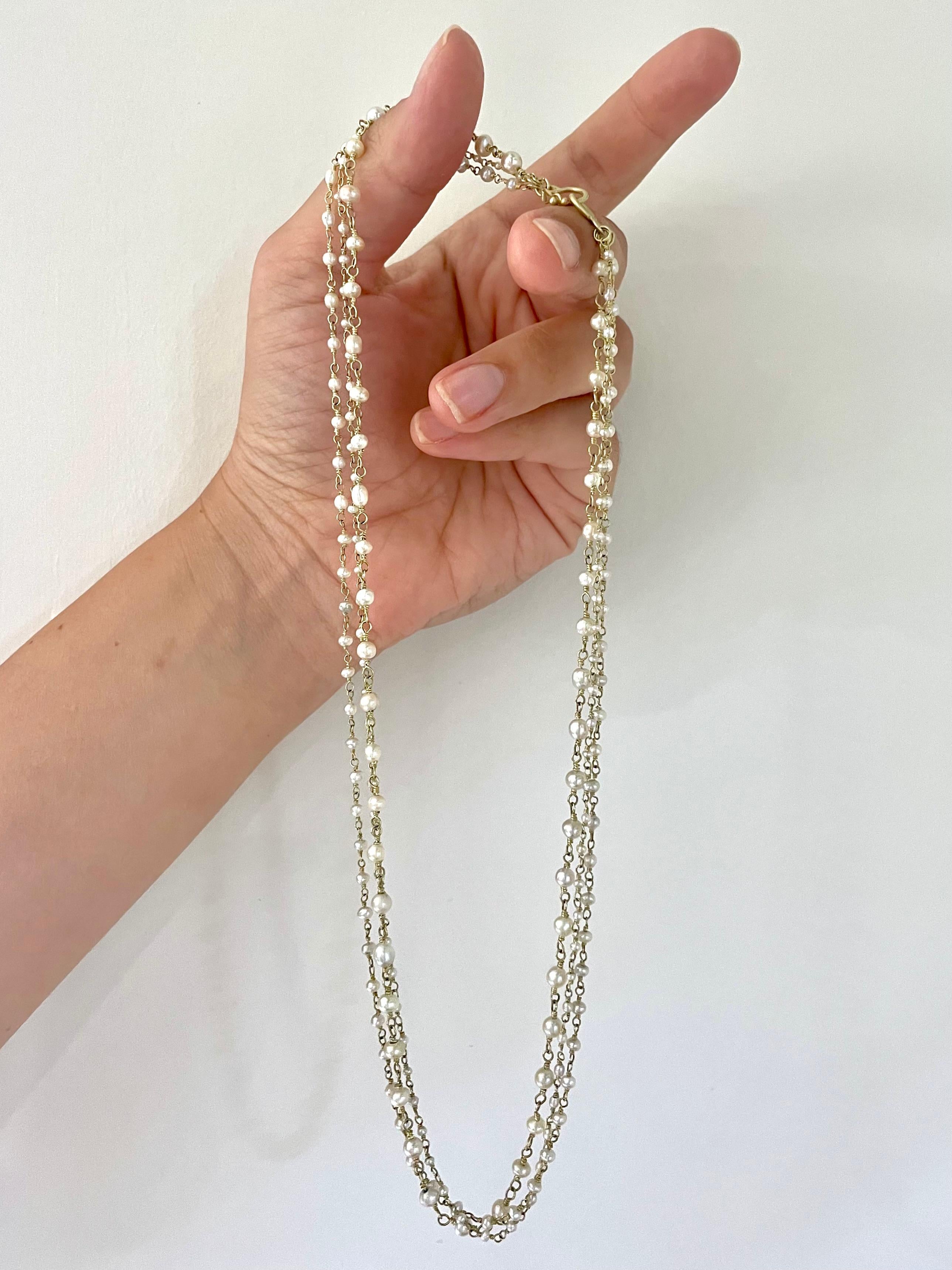 Taille ronde Faye Kim Collier à chaîne en or 18 carats et perles naturelles enveloppées à la main en vente