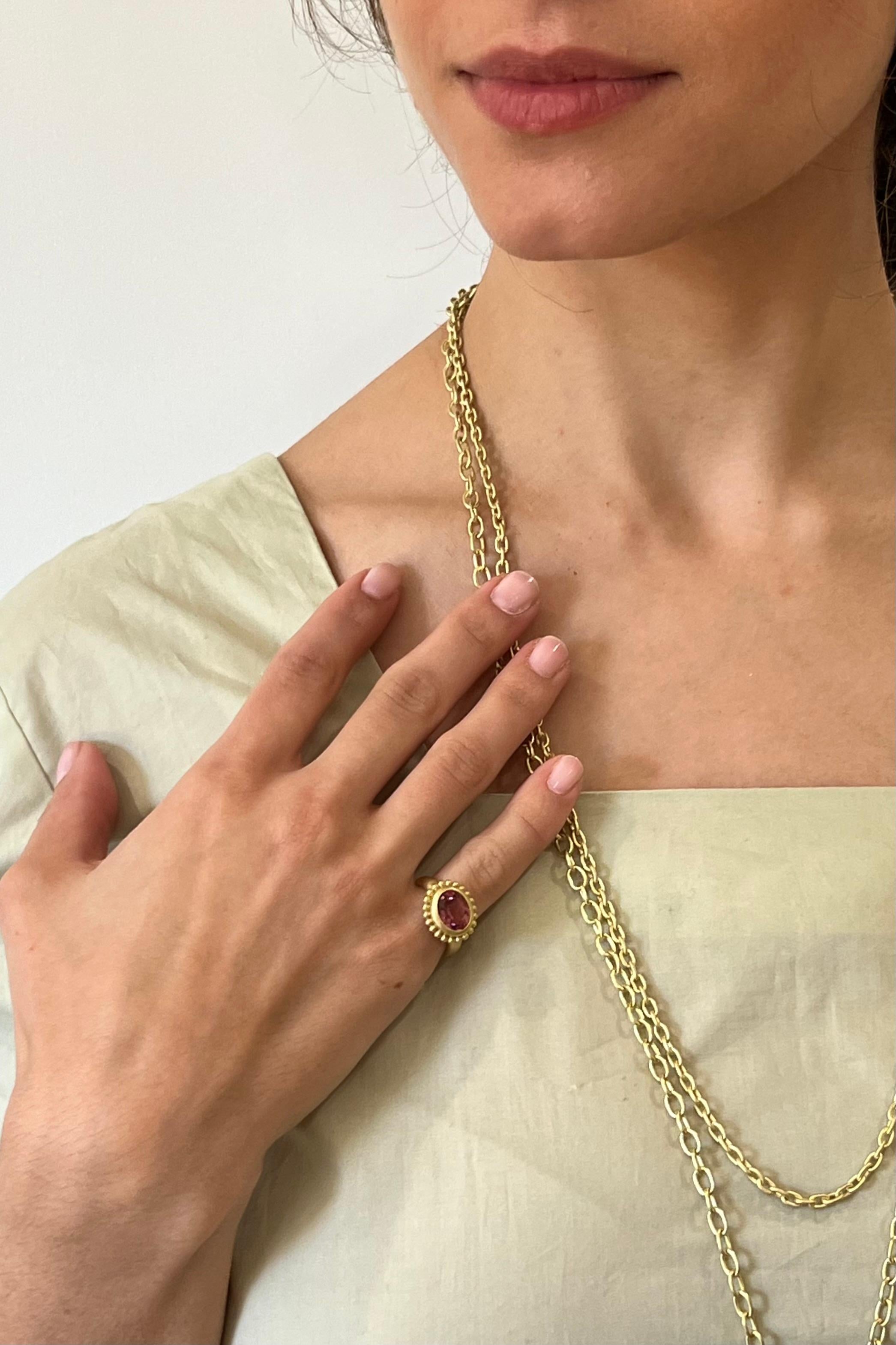 Classique et polyvalente, la petite chaîne ovale en or 18 carats de Faye Kim, fabriquée à la main avec une finition mate, est indispensable à toute garde-robe de bijoux. Cette belle pièce a du poids et peut être portée seule ou en superposition avec
