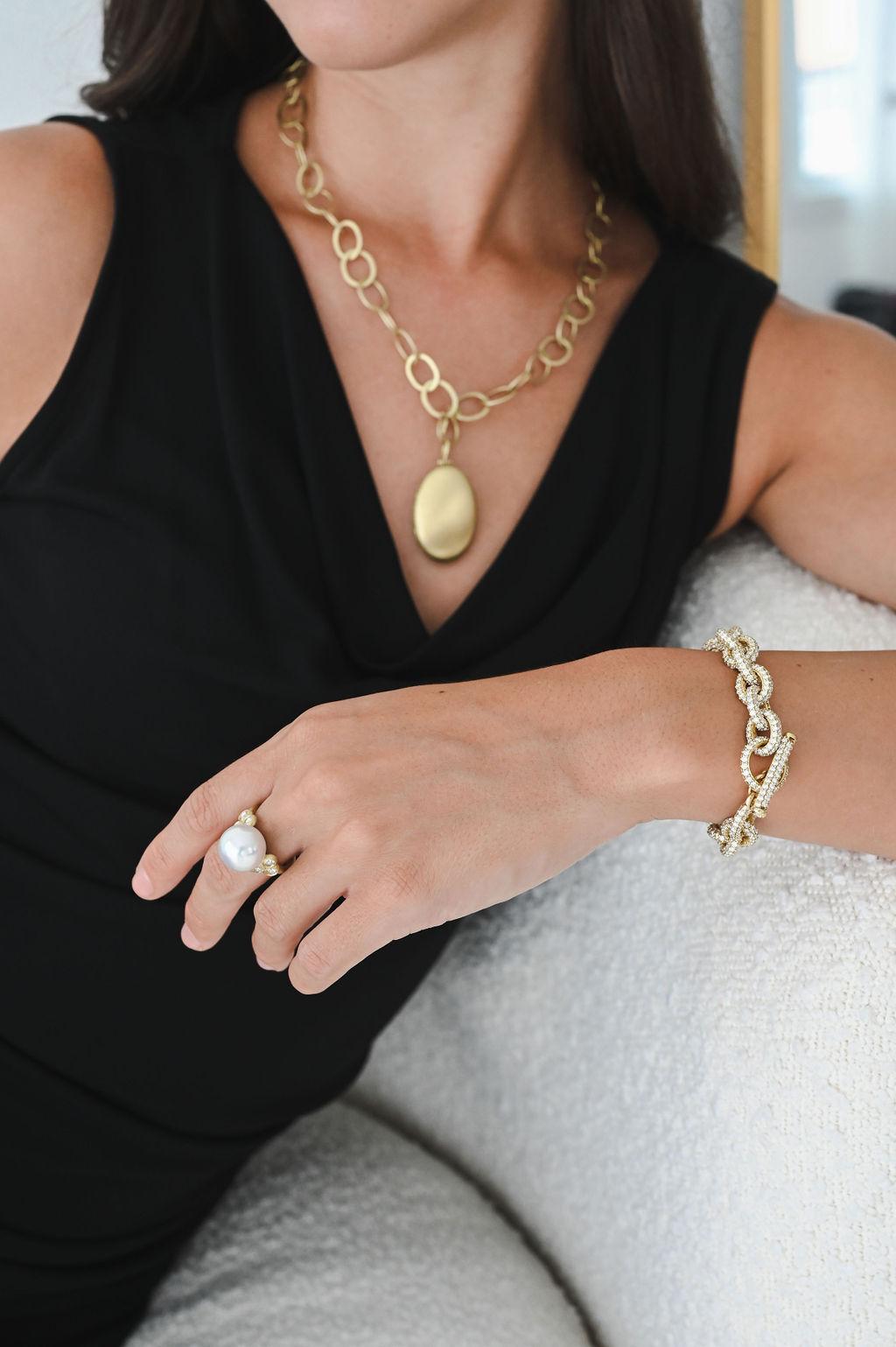 Experience luxury every day in Faye Kim 18 Karat Gold Oval Planished XL Link Chain. The oval planished links with their matte finish gives the piece gorgeous texture and a bold, modern look. 

Chain length: 22