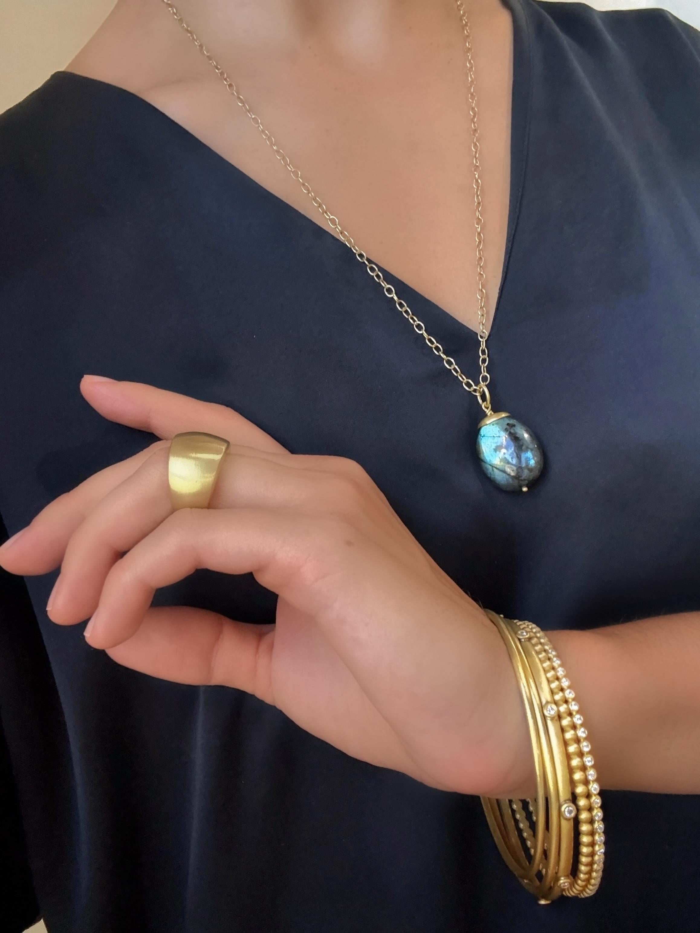 A Kim Bague en or 18 carats à haut dôme Neuf - En vente à Darien, CT