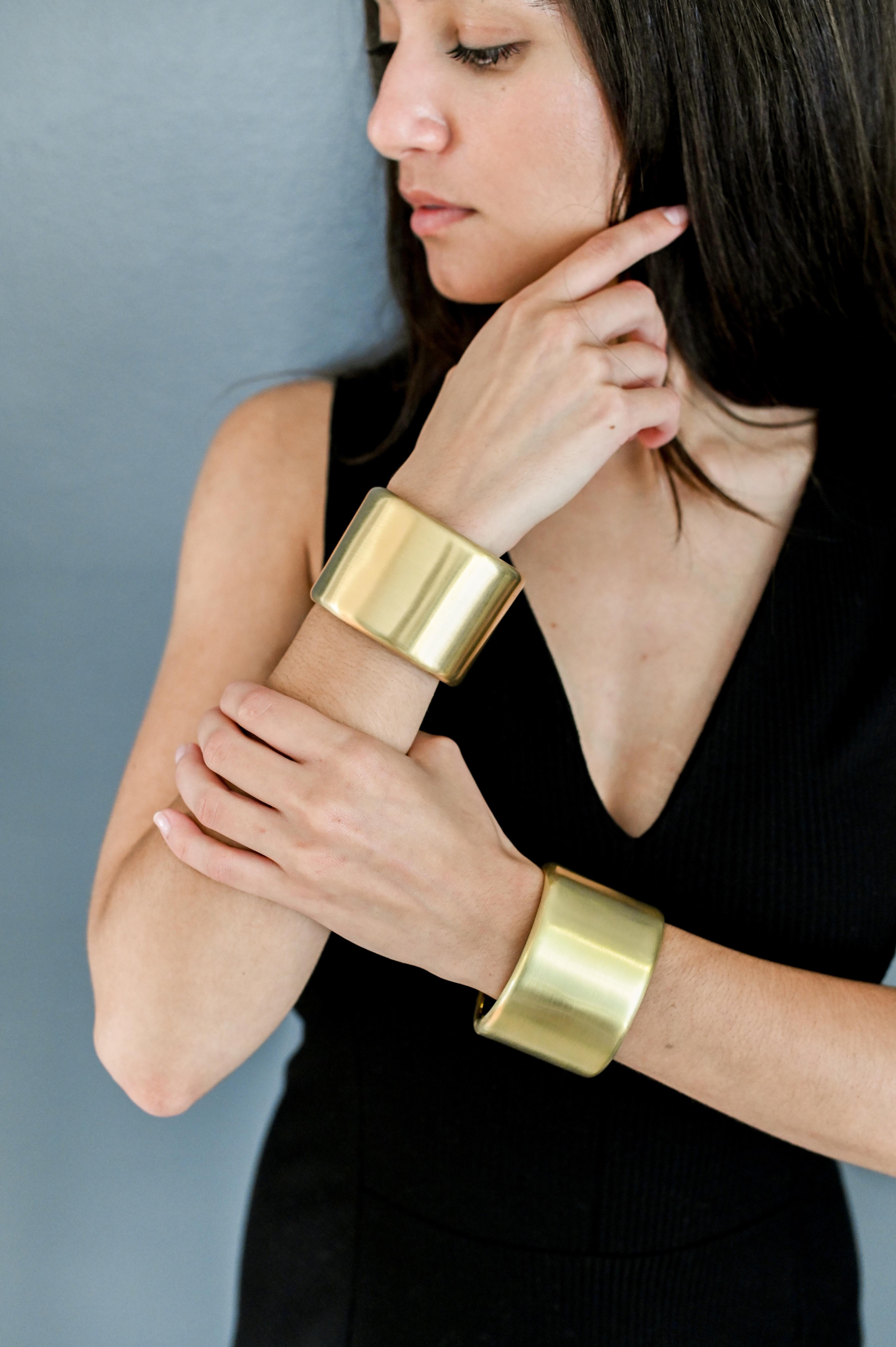 Faye Kim 18 Karat Gold Hinged Cuff im Zustand „Neu“ im Angebot in Darien, CT