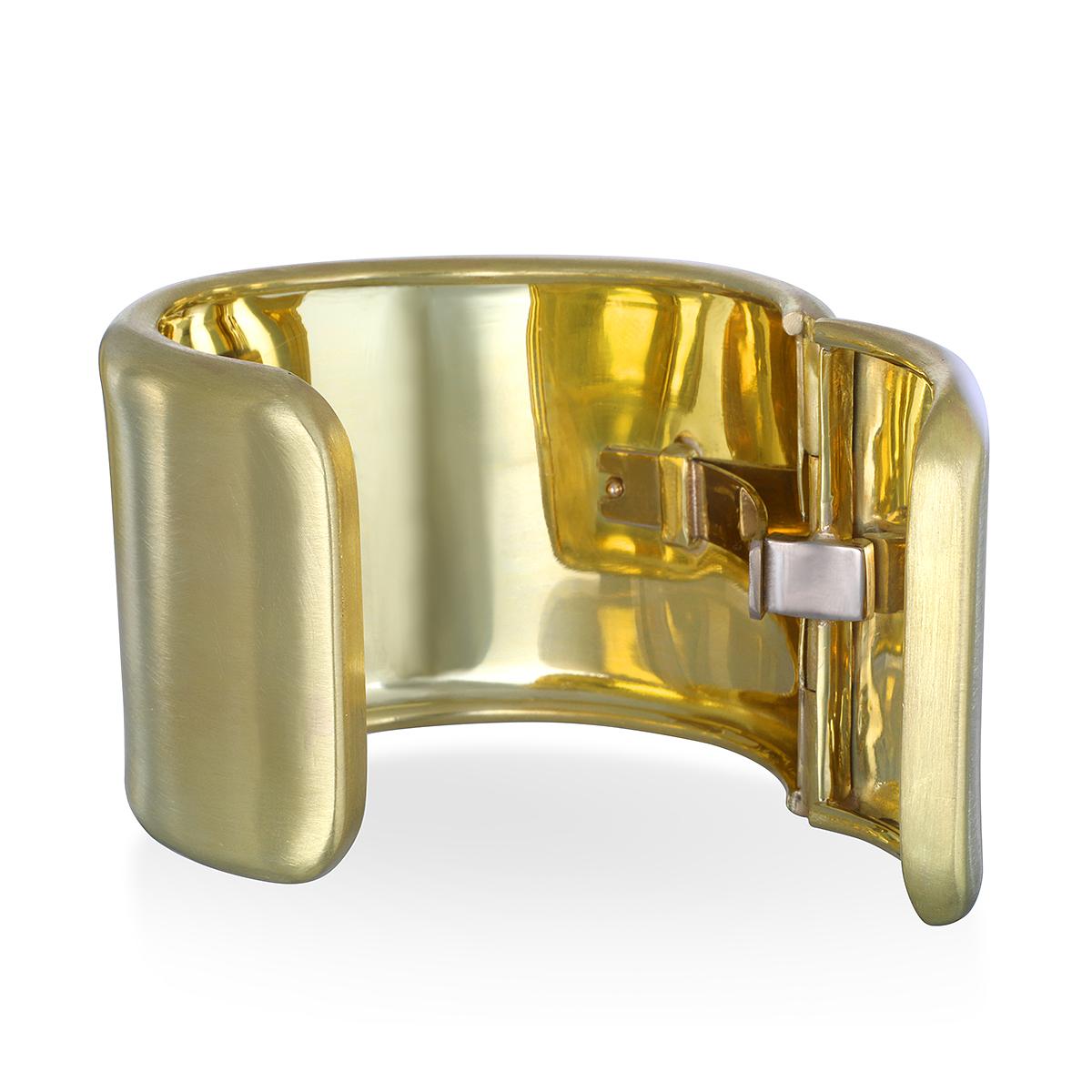 Faye Kim 18 Karat Gold Hinged Cuff für Damen oder Herren im Angebot