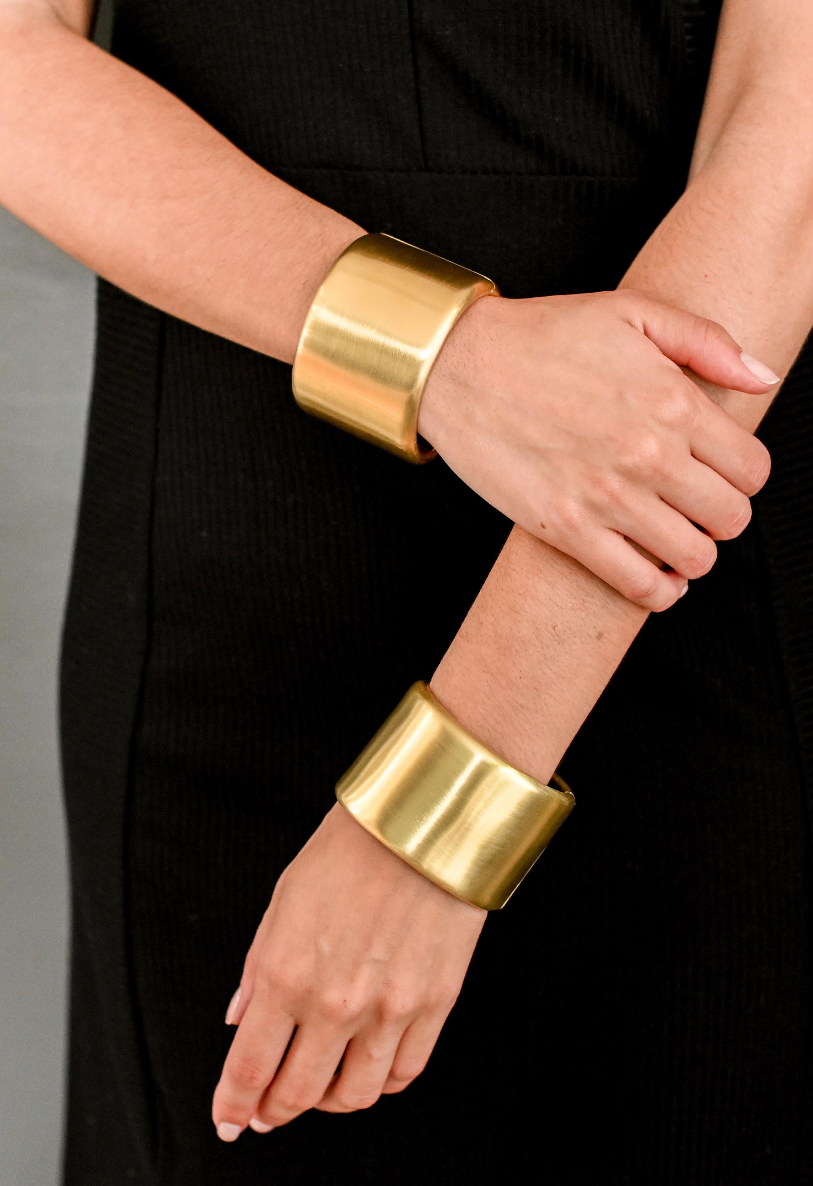 Faye Kim 18 Karat Gold Hinged Cuff im Angebot 1