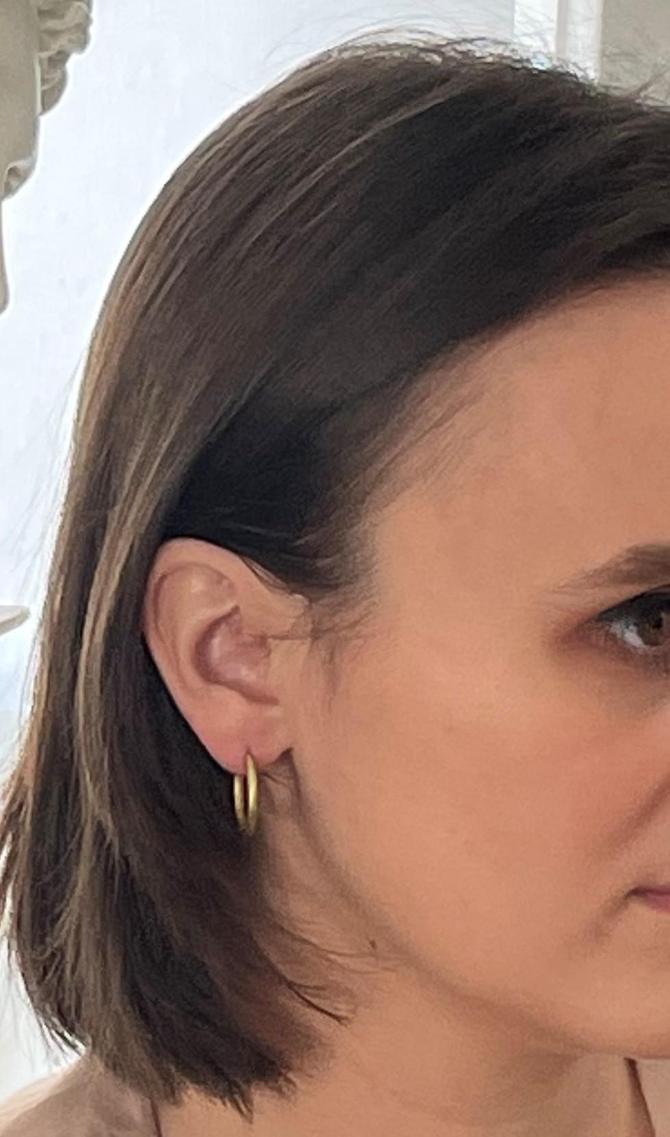 Contemporary Faye Kim 18 Karat Gold Hinged Hoop Earrings For Sale