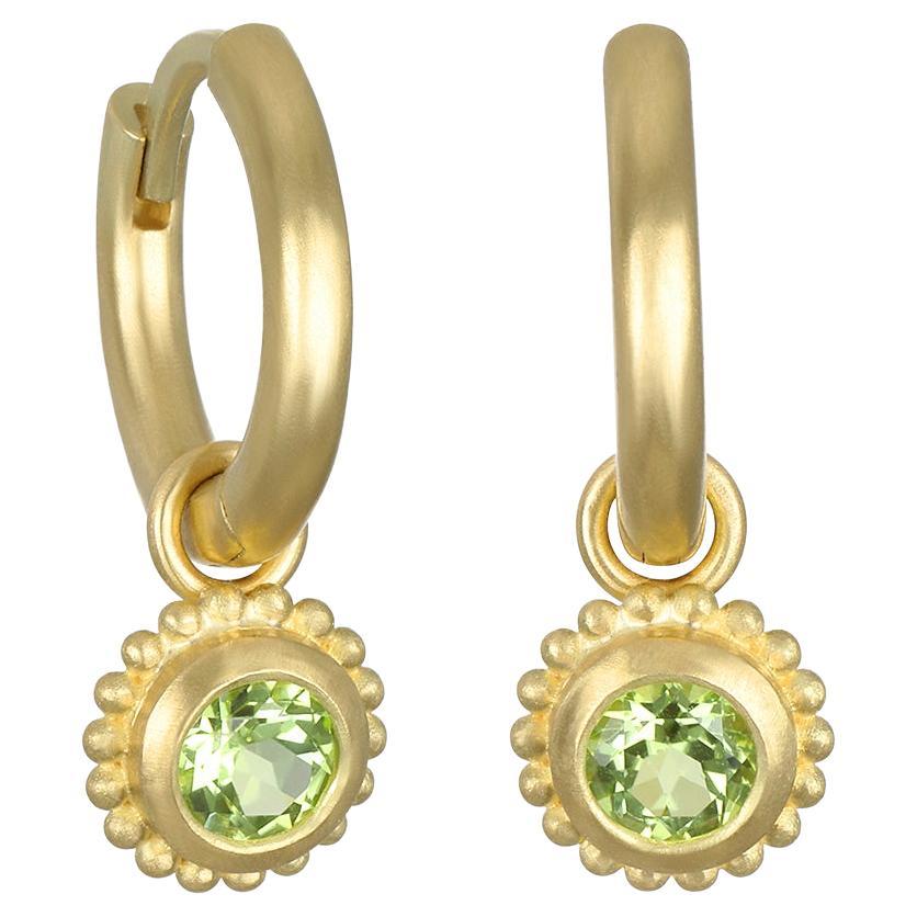 Faye Kim 18 Karat Gold Hinged Huggy Hoops with Peridot Granulation Drops For Sale