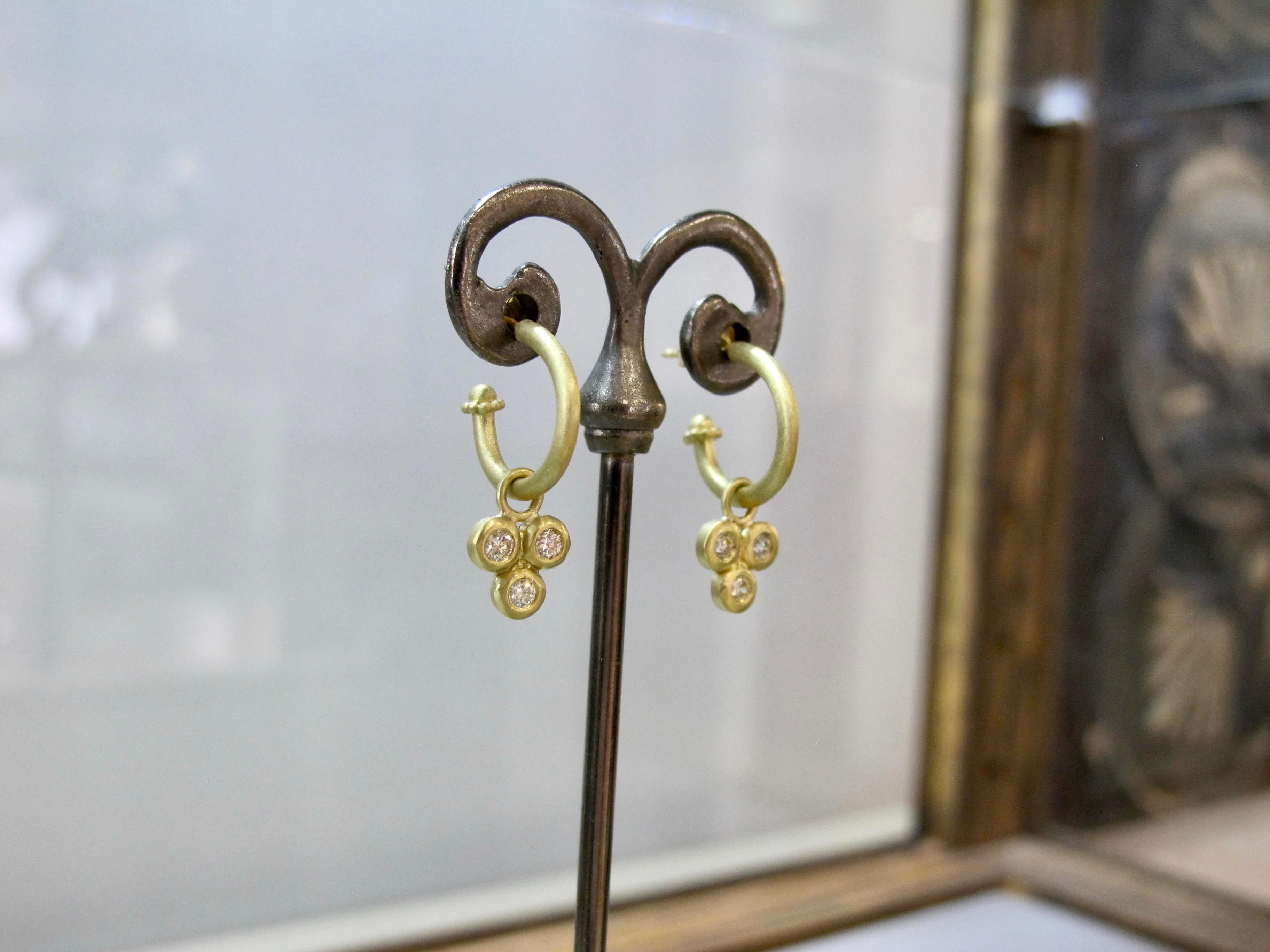Faye Kim 18 Karat Gold Hoop Earrings with Granulation Detail In New Condition For Sale In Darien, CT