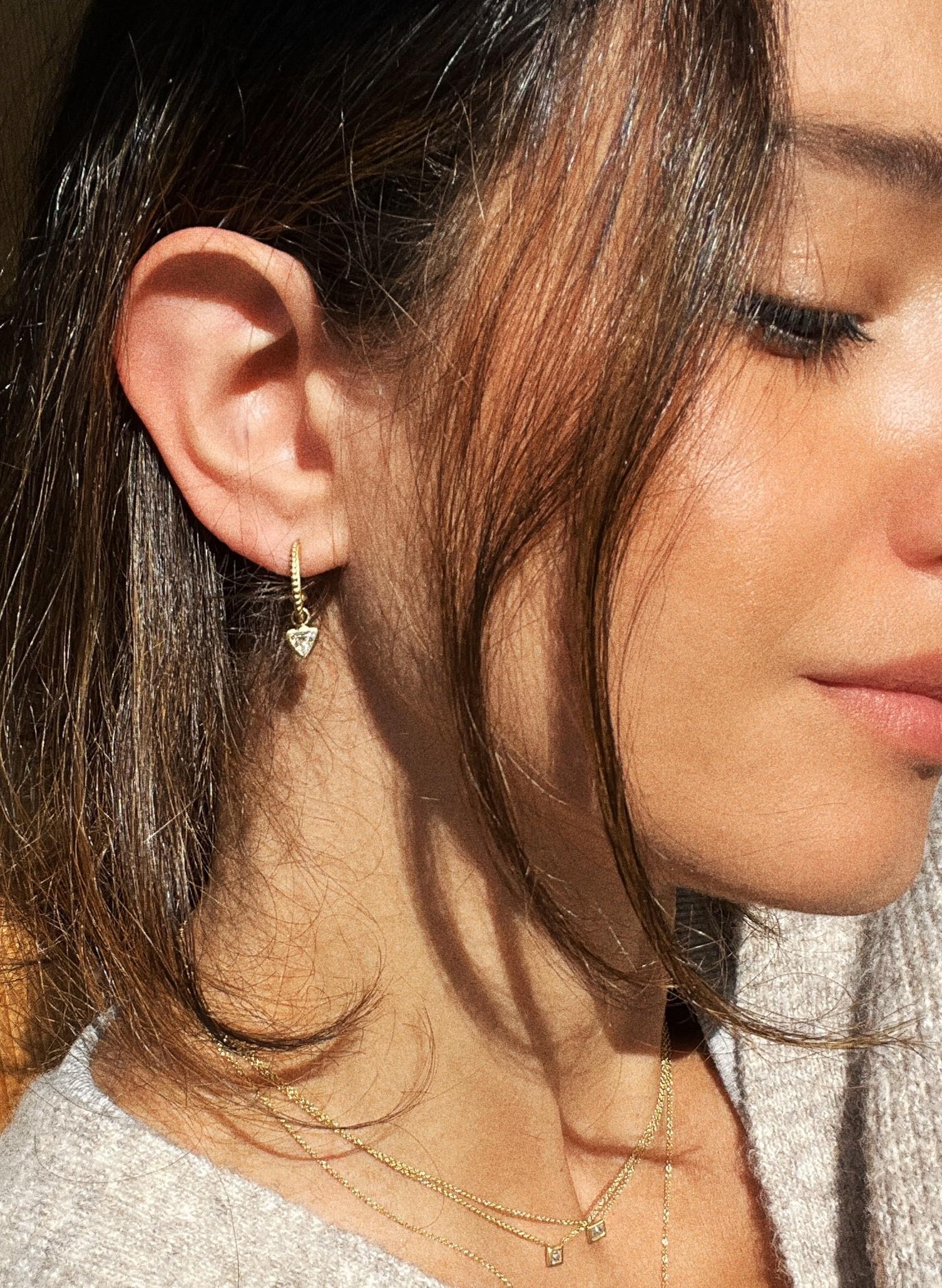 Taille trillion Faye Kim, boucles d'oreilles en or 18 carats avec pendentifs en forme de trillion de diamants en vente