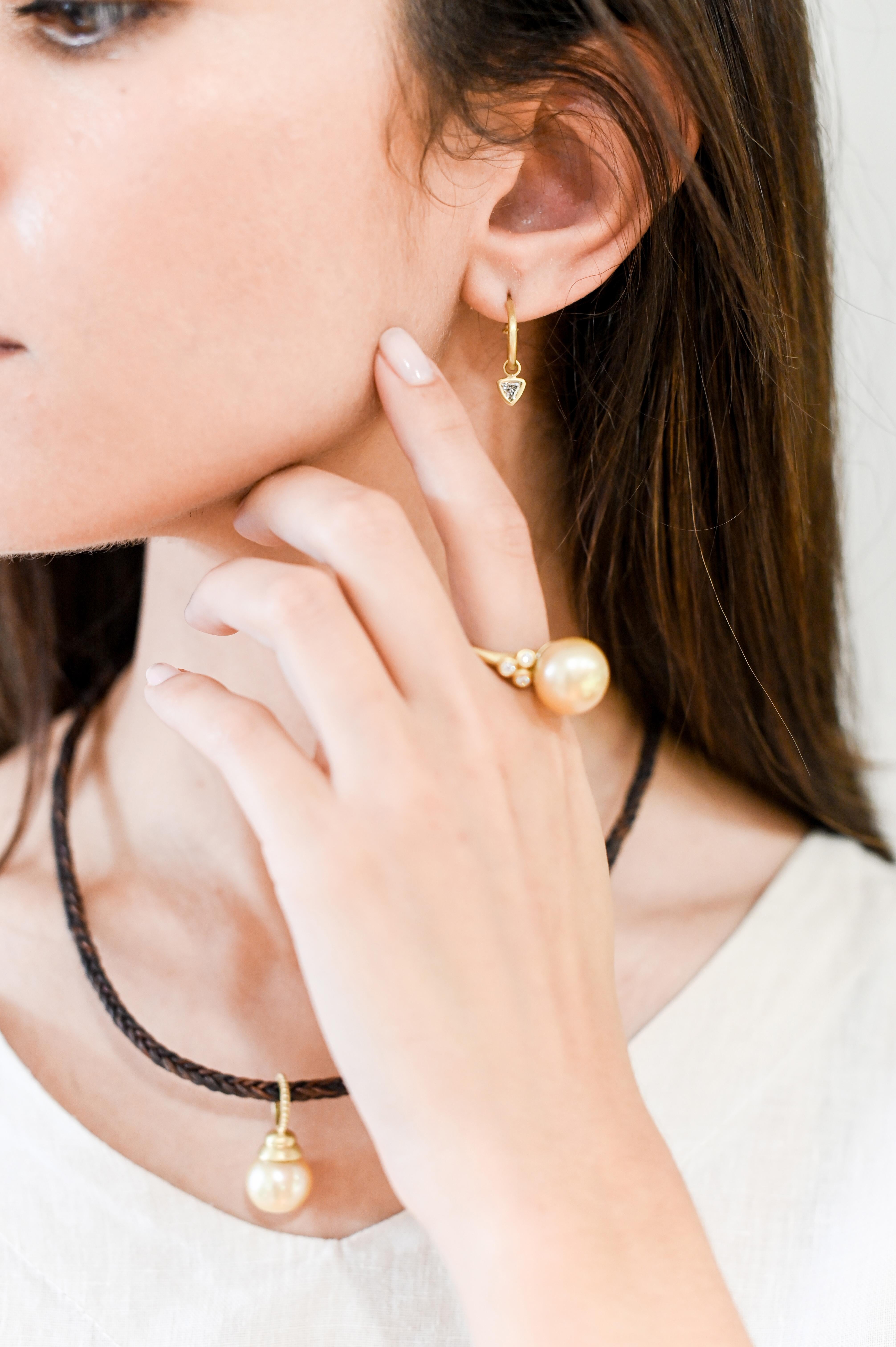 Women's or Men's Faye Kim 18 Karat Gold Hoop Earrings with Trillion Diamond Drops For Sale