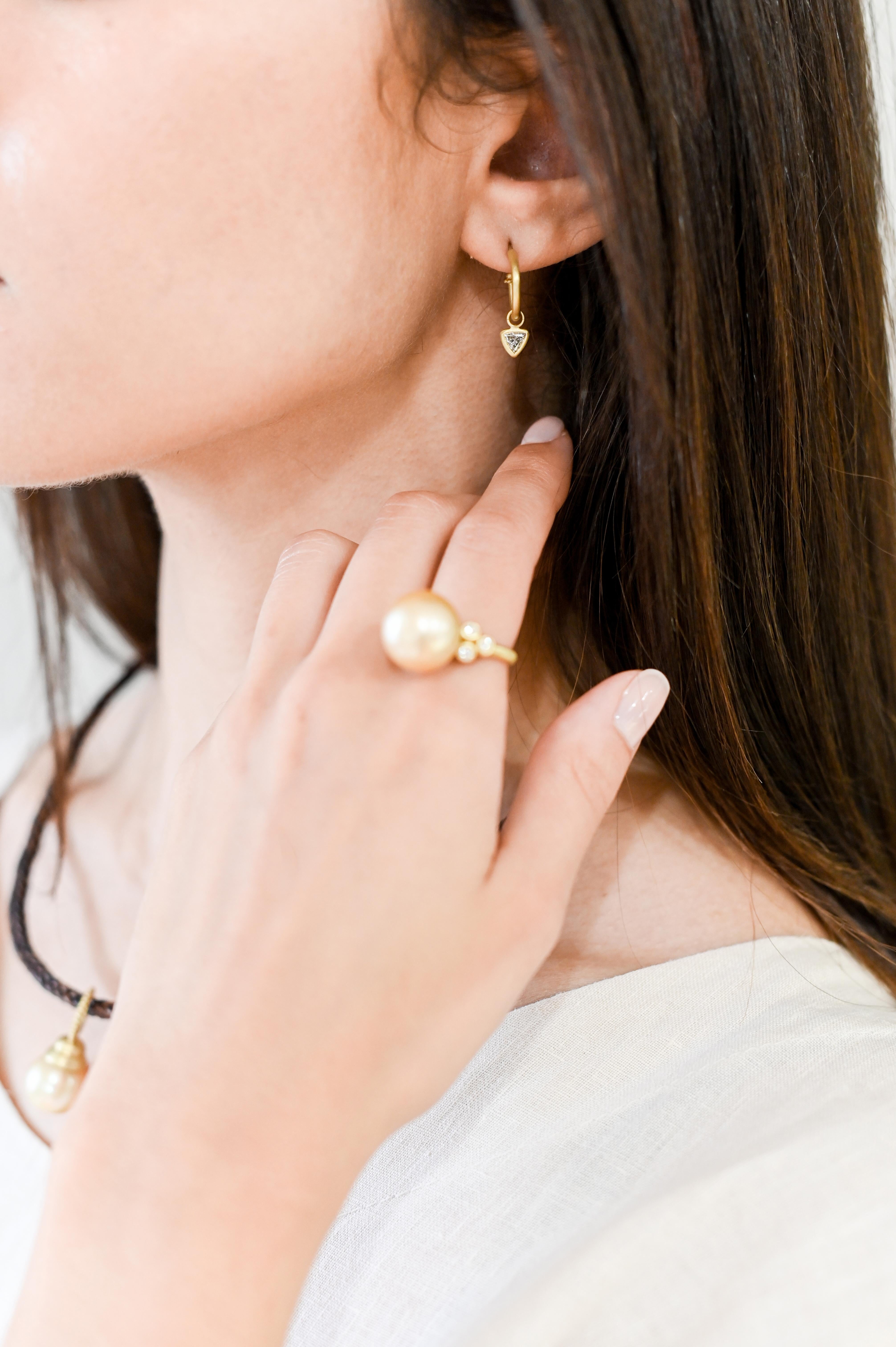 Faye Kim 18 Karat Gold Hoop Earrings with Trillion Diamond Drops For Sale 2