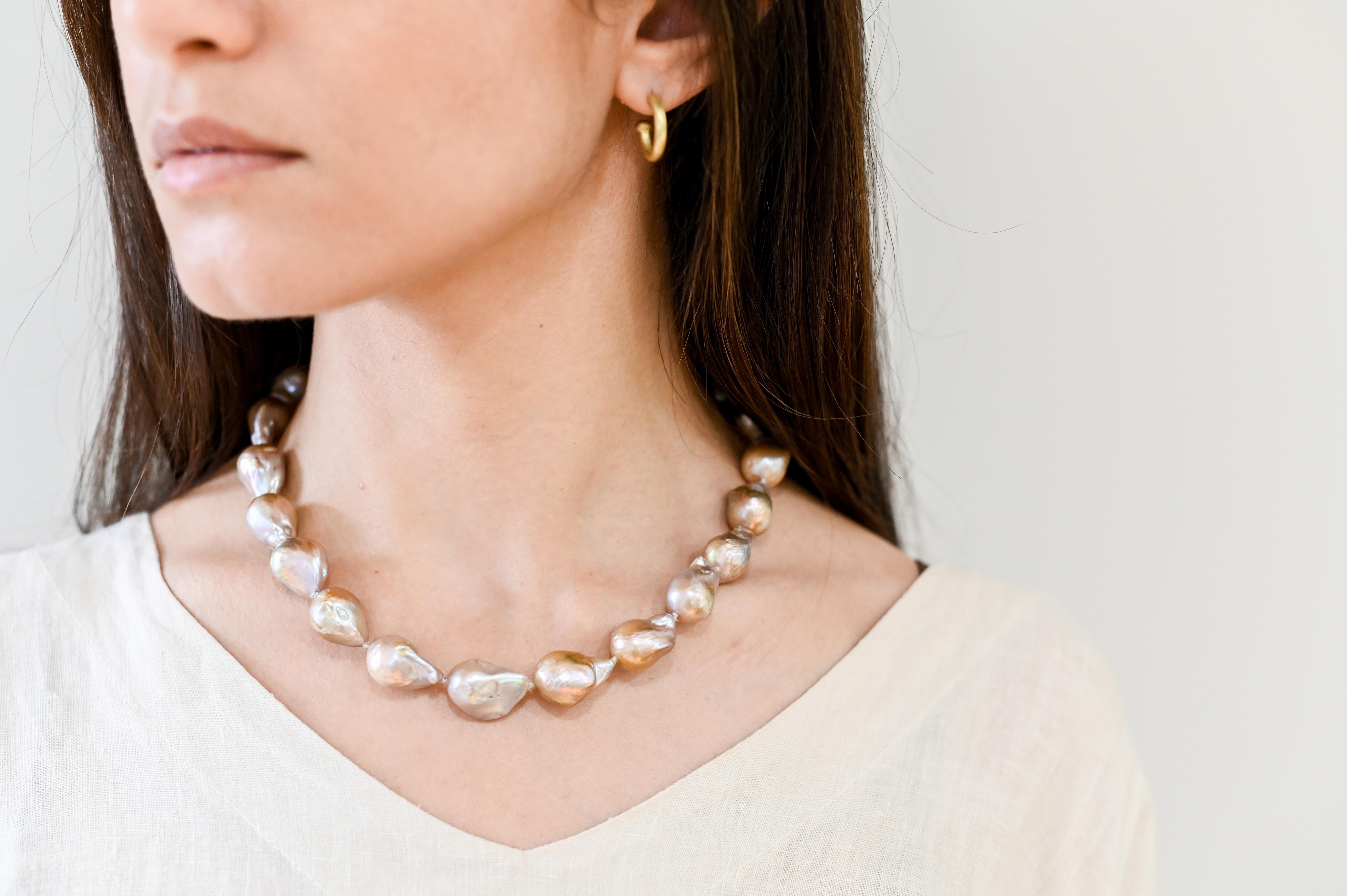 Realizzato a mano in oro 18 carati, il moderno design a cerchio di Faye Kim, che fa parte della sua Signature Collection, trasmette un'eleganza sobria e un look davvero elegante per tutti i giorni! I cerchi sono solidi con finitura opaca e si
