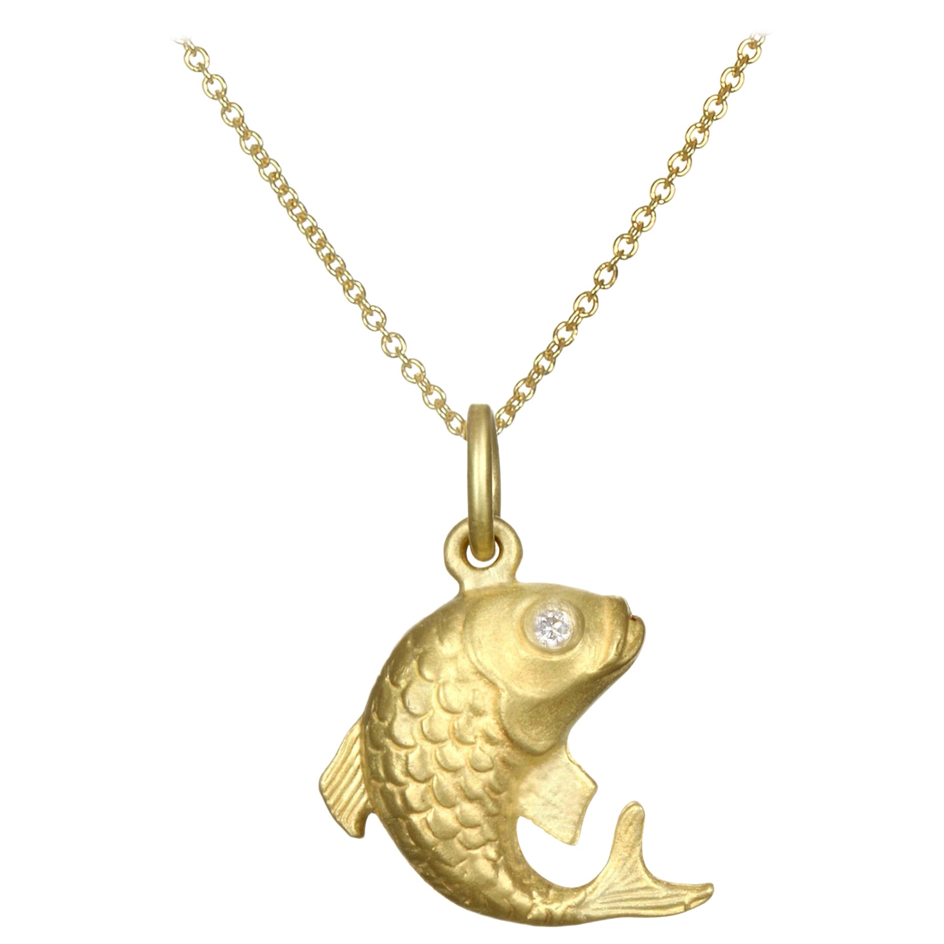 Der wunderschöne Koi-Charm von Faye Kim ist aus massivem 18-karätigem Gold gefertigt und mit  Diamantaugen. Kann mit vielen der separat erhältlichen Ketten und Armbänder von Faye kombiniert werden.

Diamanten .03 Karat
Länge .5